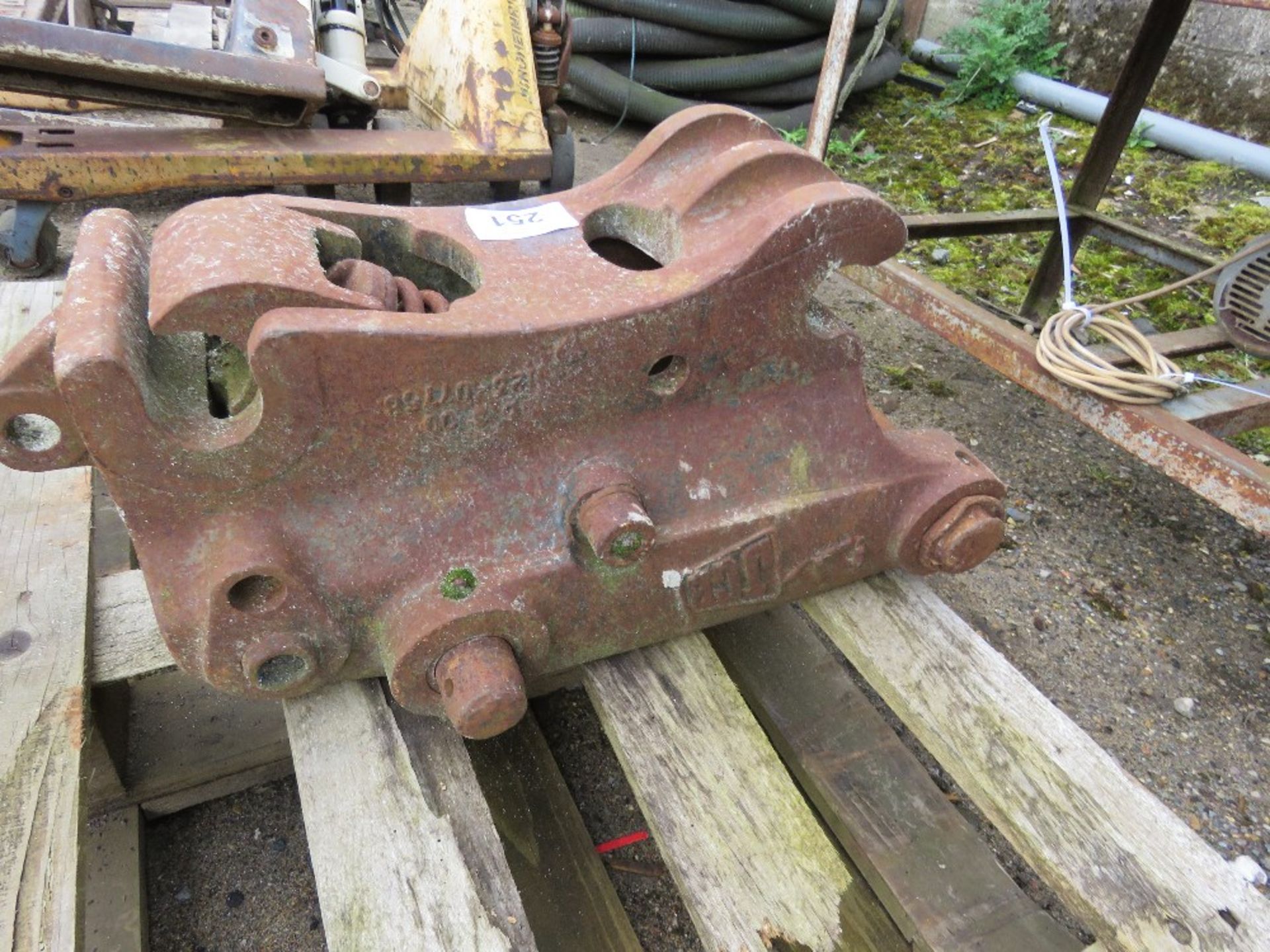 JCB MANUAL QUICK HITCH ON 45MM PINS.....THIS LOT IS SOLD UNDER THE AUCTIONEERS MARGIN SCHEME, THEREF