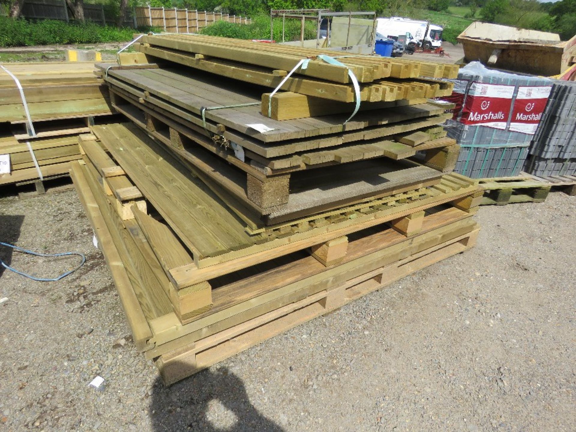 STACK OF ASSORTED FENCE PANELS AND TIMBERS AS SHOWN. - Image 5 of 10