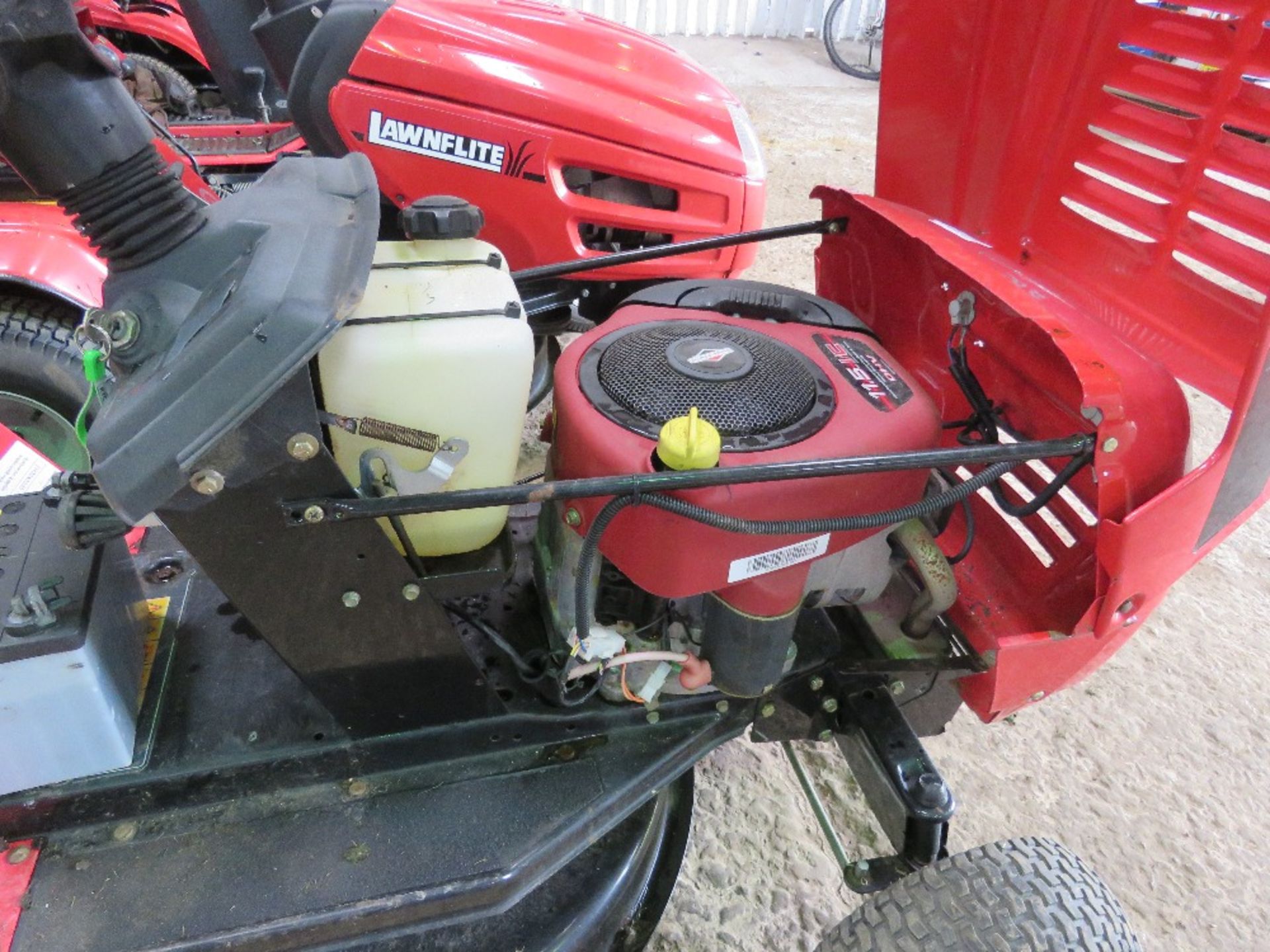 MTD SPIDER 76RD RIDER RIDE ON MOWER WITH COLLECTOR. WHEN BRIEFLY TESTED WAS SEEN TO RUN, DRIVE AND M - Image 9 of 10