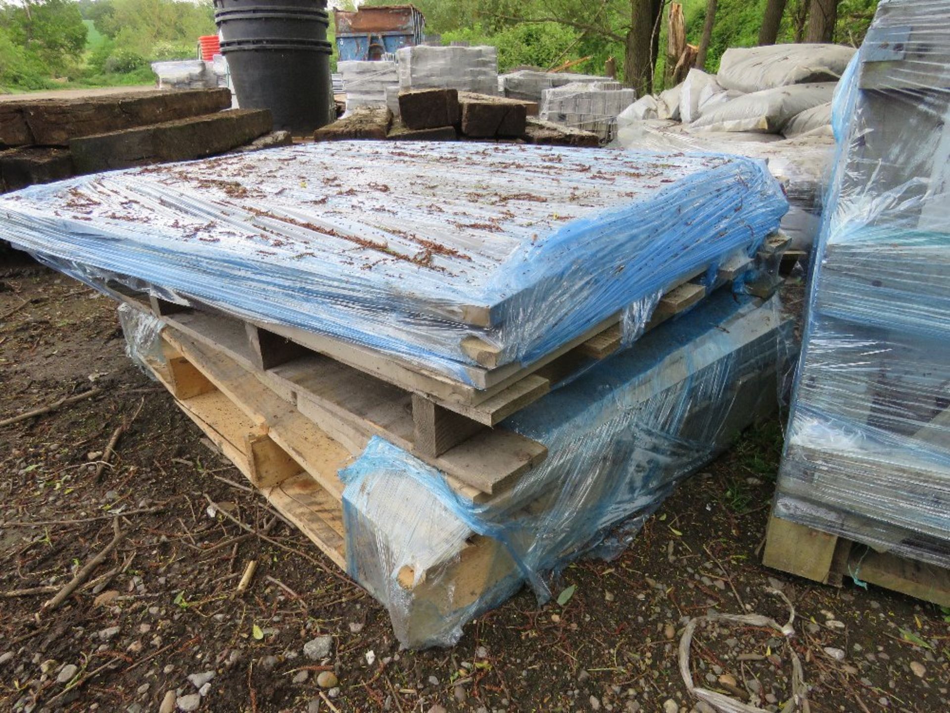 3 X PALLETS/STILLAGES CONTAINING ASSORTED PAVING SLABS/TILES.....THIS LOT IS SOLD UNDER THE AUCTIONE - Image 3 of 6