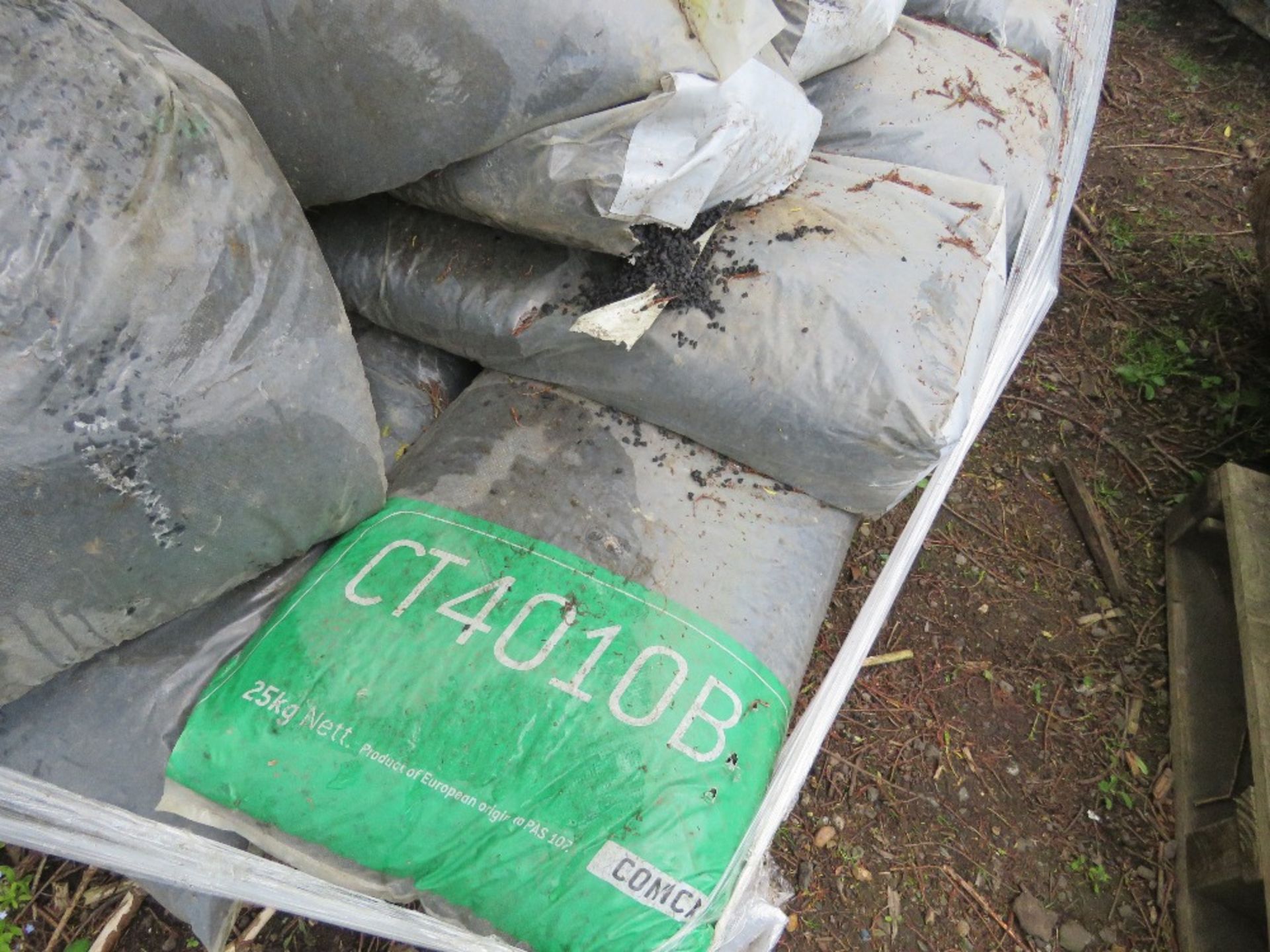 QUANTITY OF BAGS OF CHIPPED RUBBER FOR MENAGE / PLAY AREA.....THIS LOT IS SOLD UNDER THE AUCTIONEERS - Image 4 of 4