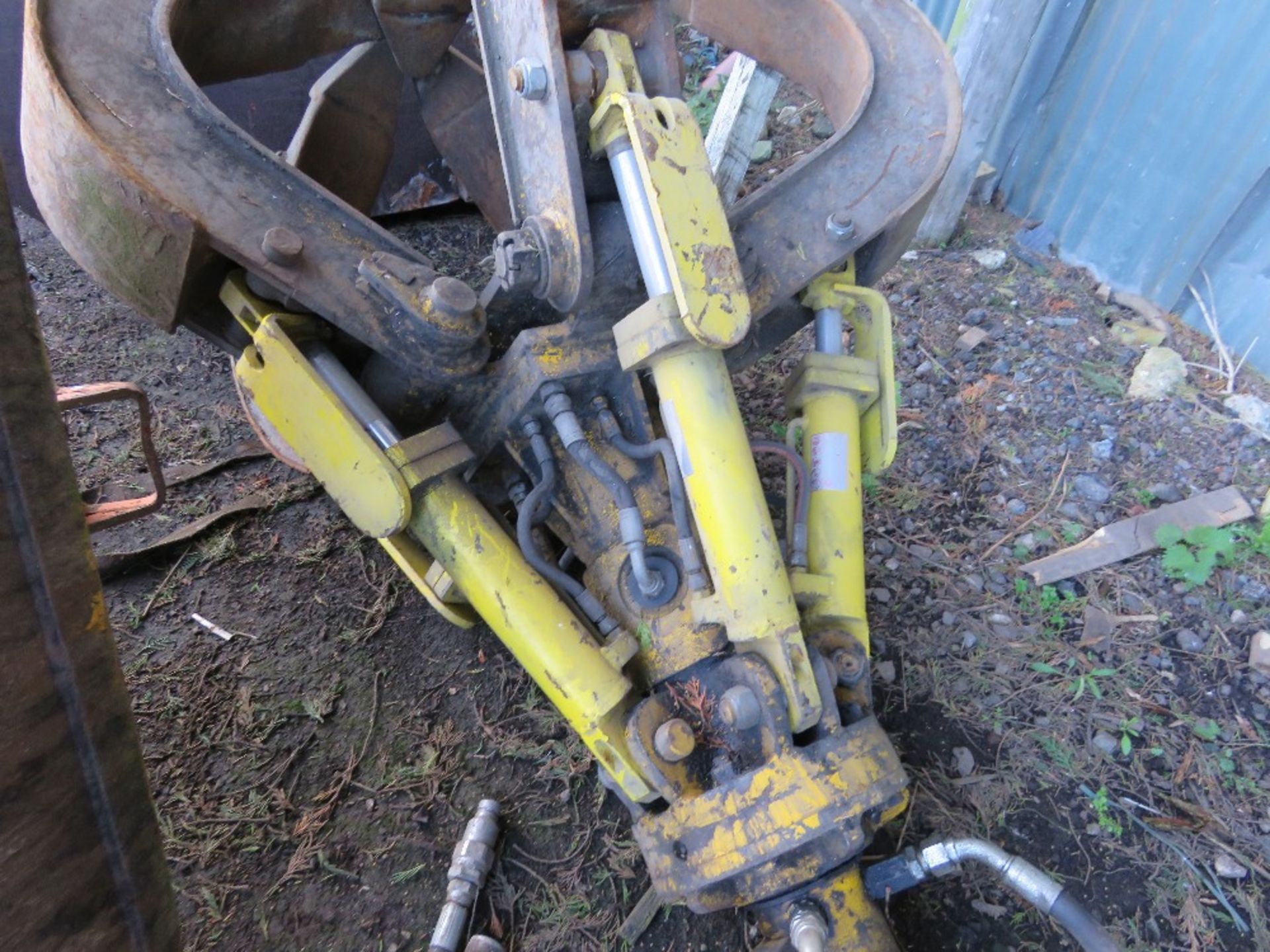 EXCAVATOR MOUNTED 5 TINE SCRAP GRAB WITH ROTATOR ON 65MM PINS, RAMS DONE LITTLE WORK SINCE REFURBISH - Image 5 of 5