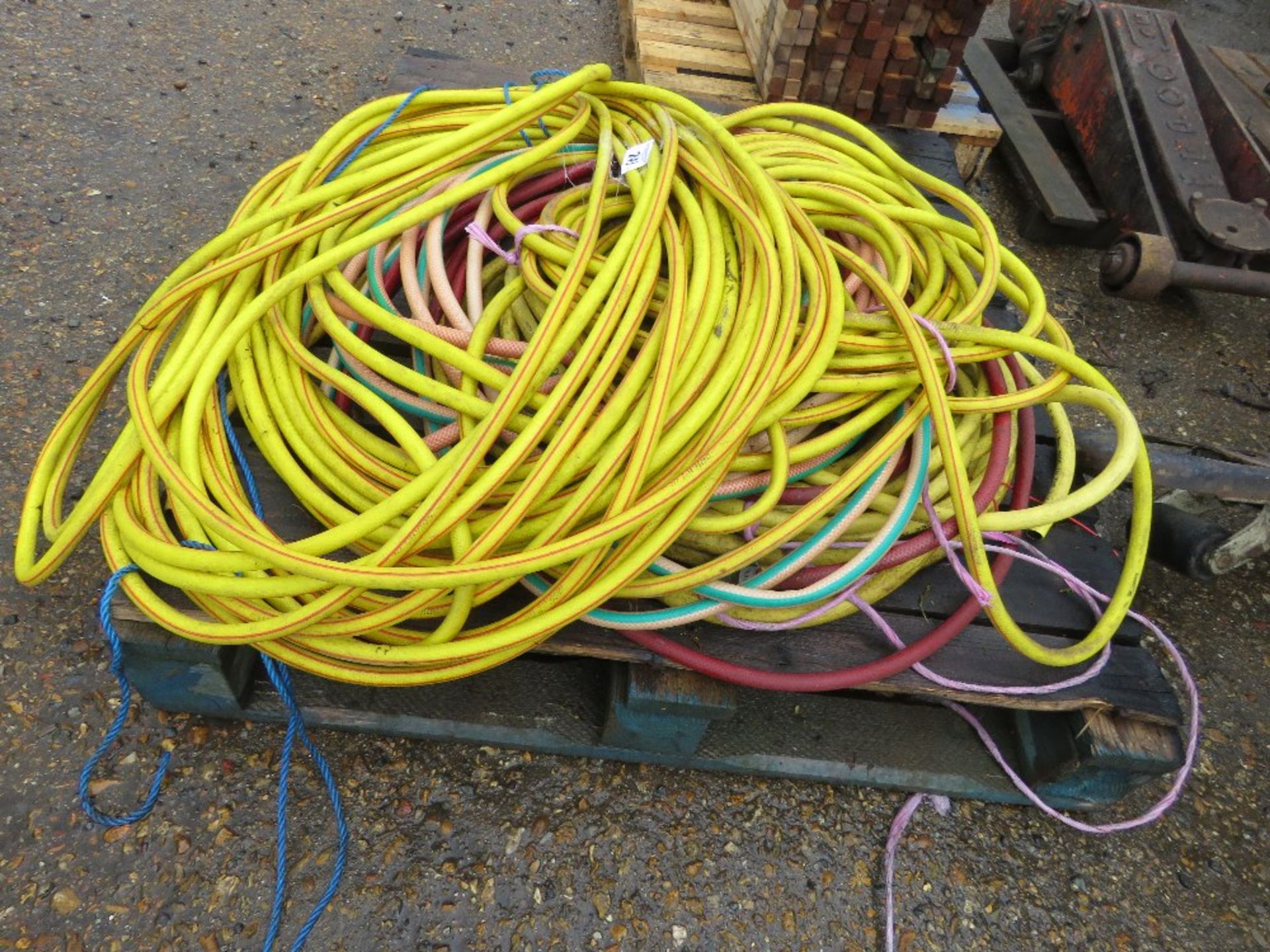PALLET CONTAINING ASSORTED HOSE PIPES.....THIS LOT IS SOLD UNDER THE AUCTIONEERS MARGIN SCHEME, THER - Image 2 of 4