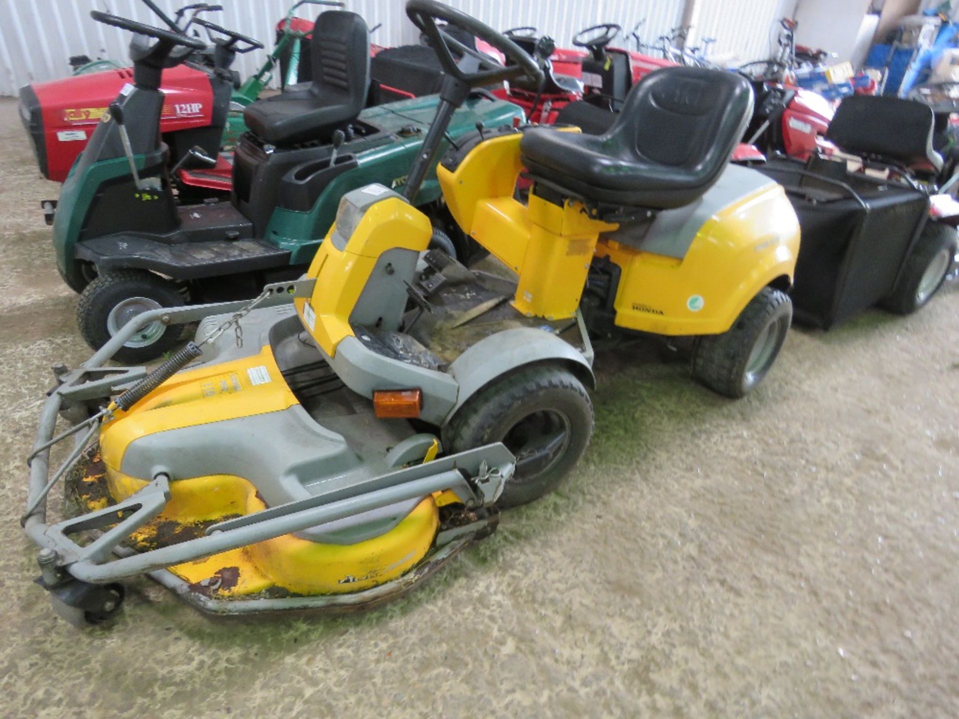 STIGA PARK ROYAL 4WD RIDE ON MOWER WITH OUTFRONT COMBIPRO 110 DECK FITTED. HONDA PETROL ENGINE. WHE - Image 2 of 12
