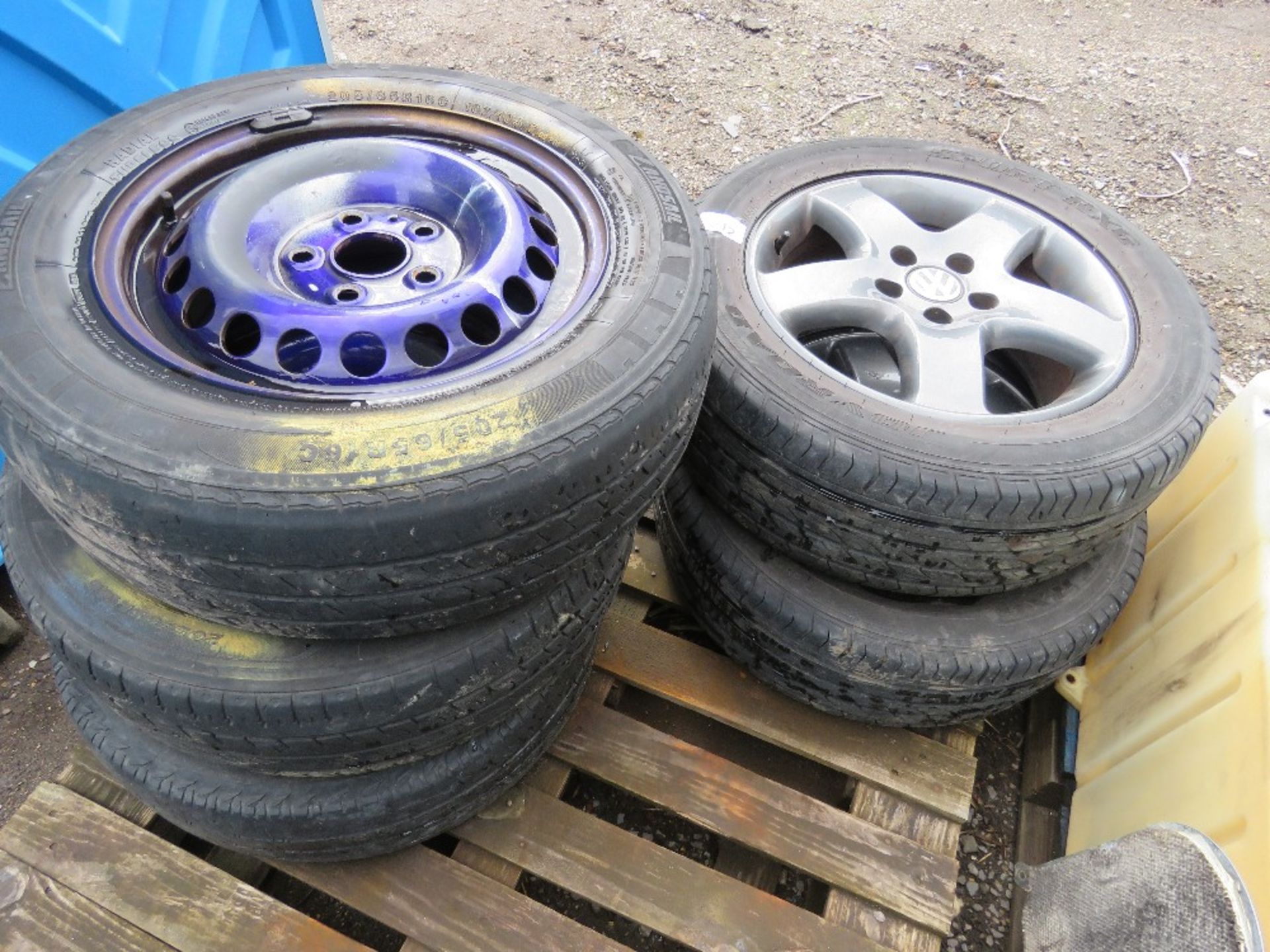 5NO ASSORTED VW WHEELS AND TYRES.