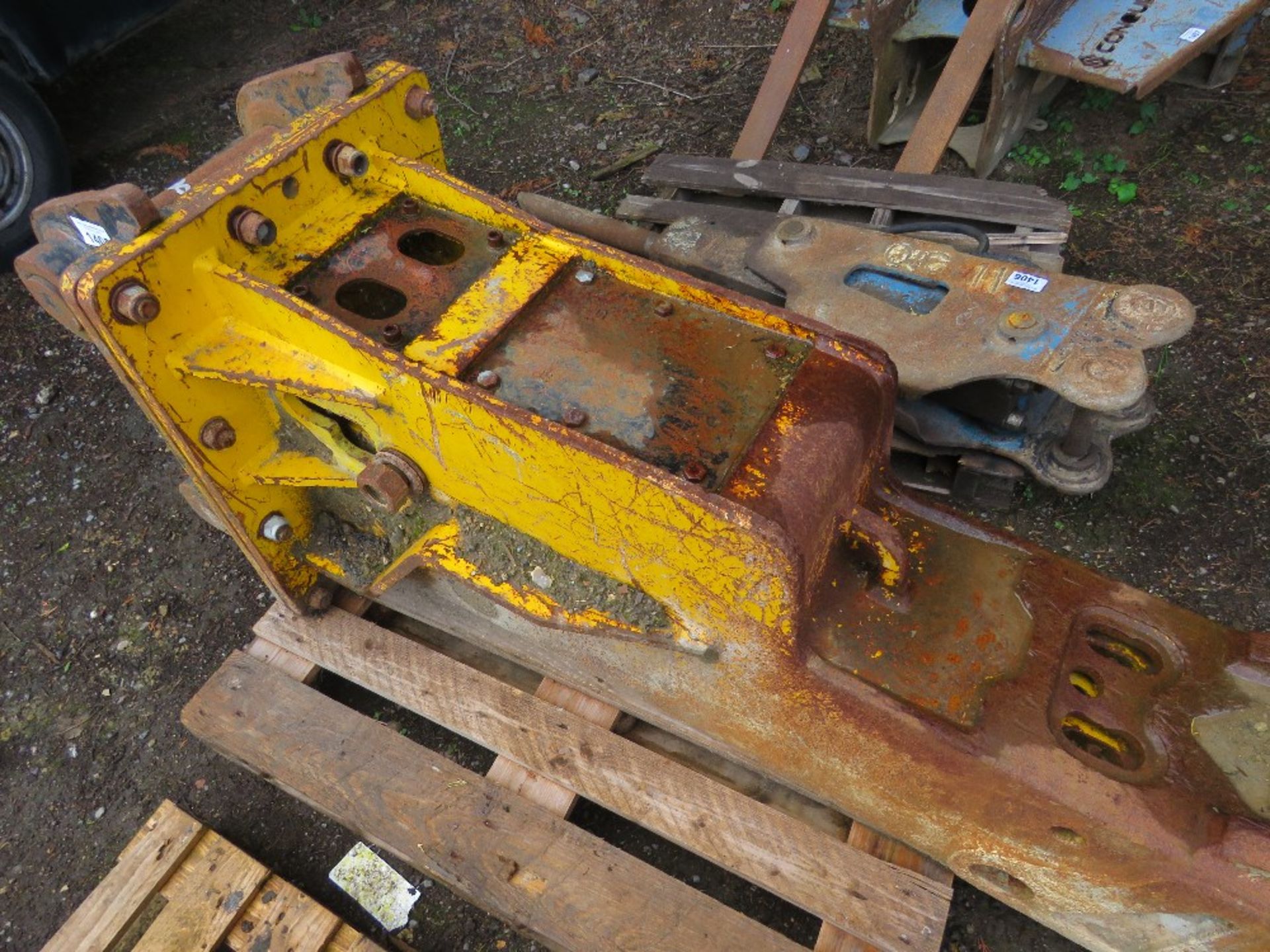 UBTECH UBT-18U3 EXCAVATOR MOUNTED HYDRAULIC BREAKER, YELLOW COLOURED ...