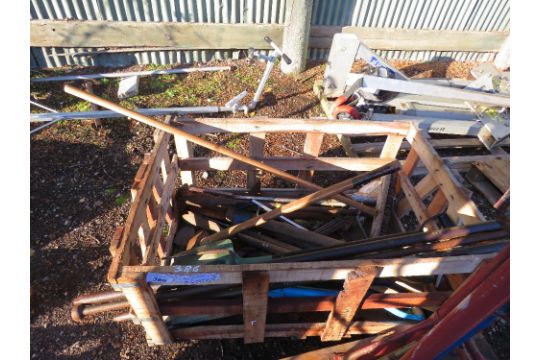 STILLAGE OF ASSORTED HAND TOOLS TO INCLUDE SPADES, STEEL BARS, LOG SPLITTER ETC....THIS LOT IS SOLD - Image 1 of 3