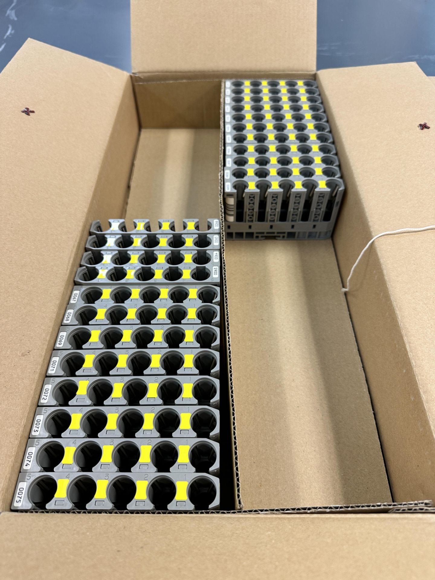 Cobas Analyzer Sample Tube Racks and Type A Cassette, DXH (Qty 44) - Bild 3 aus 7