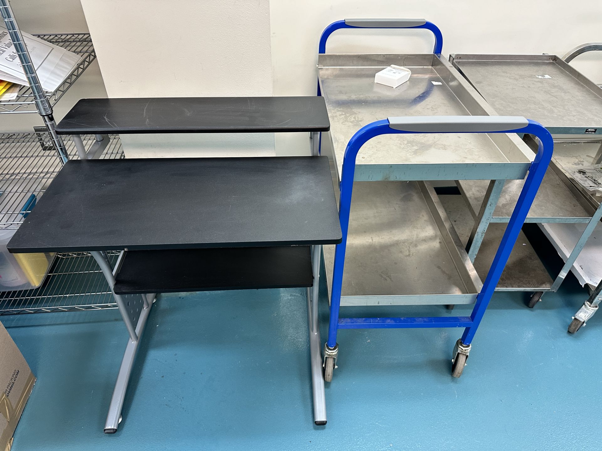 Rolling Carts (Qty 5) and Portable Work Desk - Bild 2 aus 3
