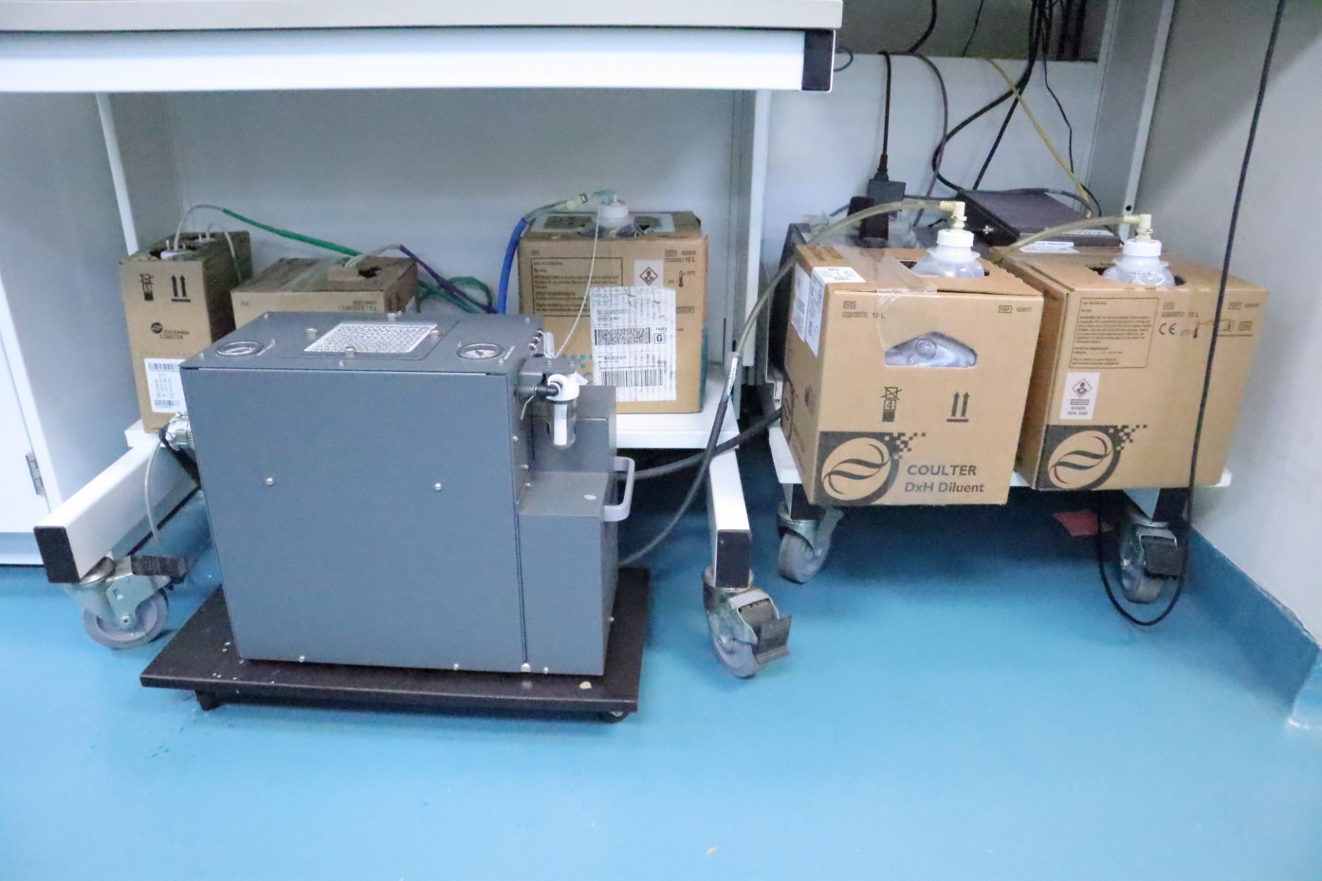 Beckman Coulter UniCel DxH 600 with pump, computer, fluid and tubes (SN: AY17713) - Image 3 of 6