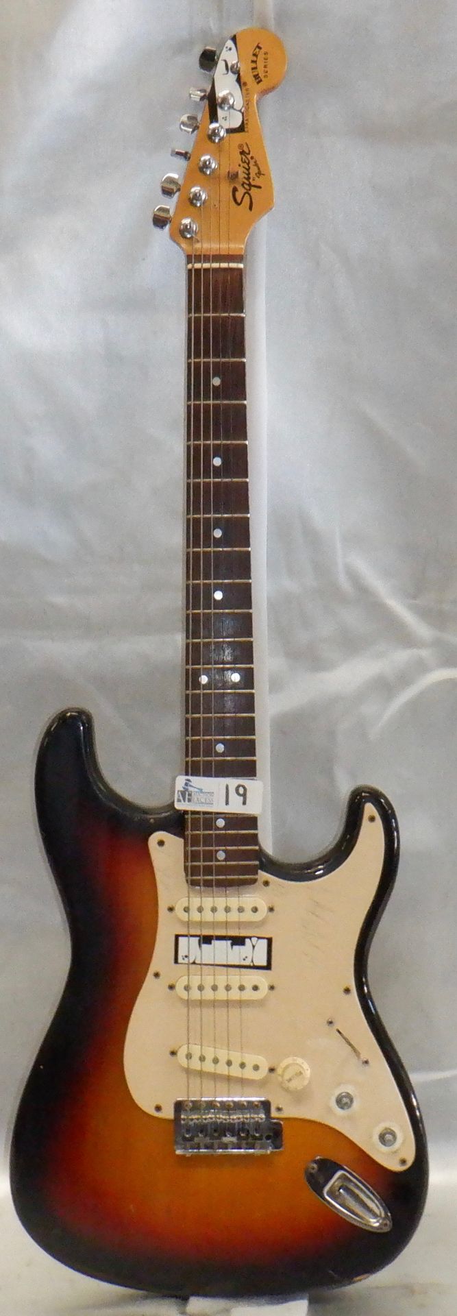 SQUIRE BY FENDER STRATOCASTER BULLET SERIES GUITAR WITH CASE - Bild 2 aus 6