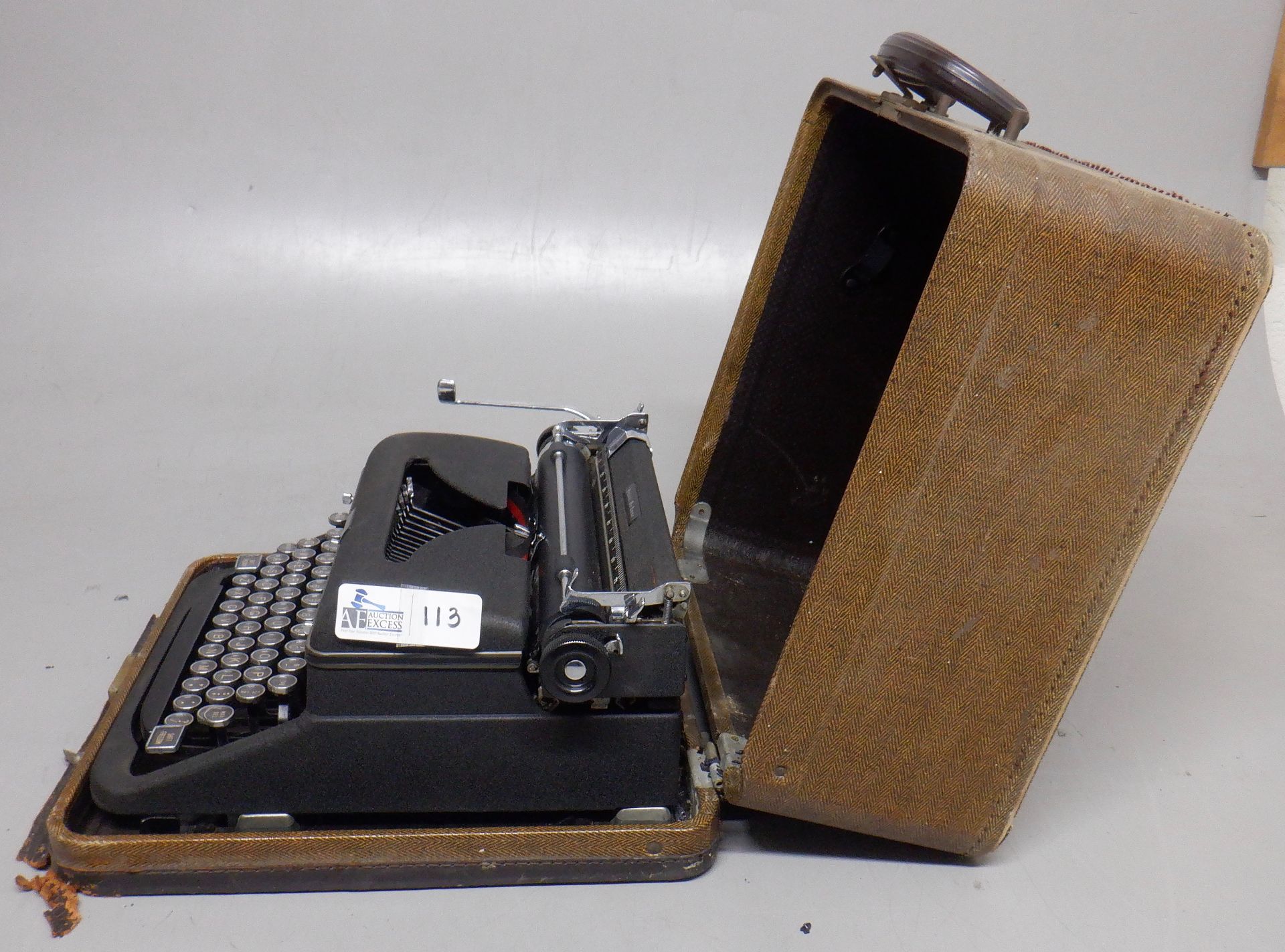 ANTIQUE ROYAL QUIET DELUXE TYPEWRITER IN CASE - Image 3 of 3