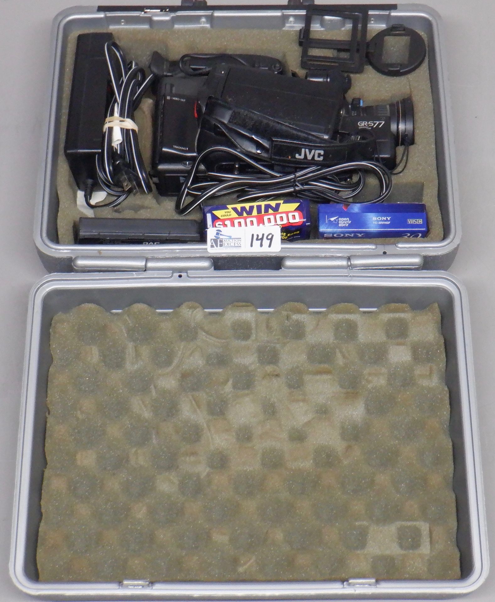 JVC SUPER VHS C MOVIE CAMERA WITH ACCESSORIES IN CASE - Bild 2 aus 8