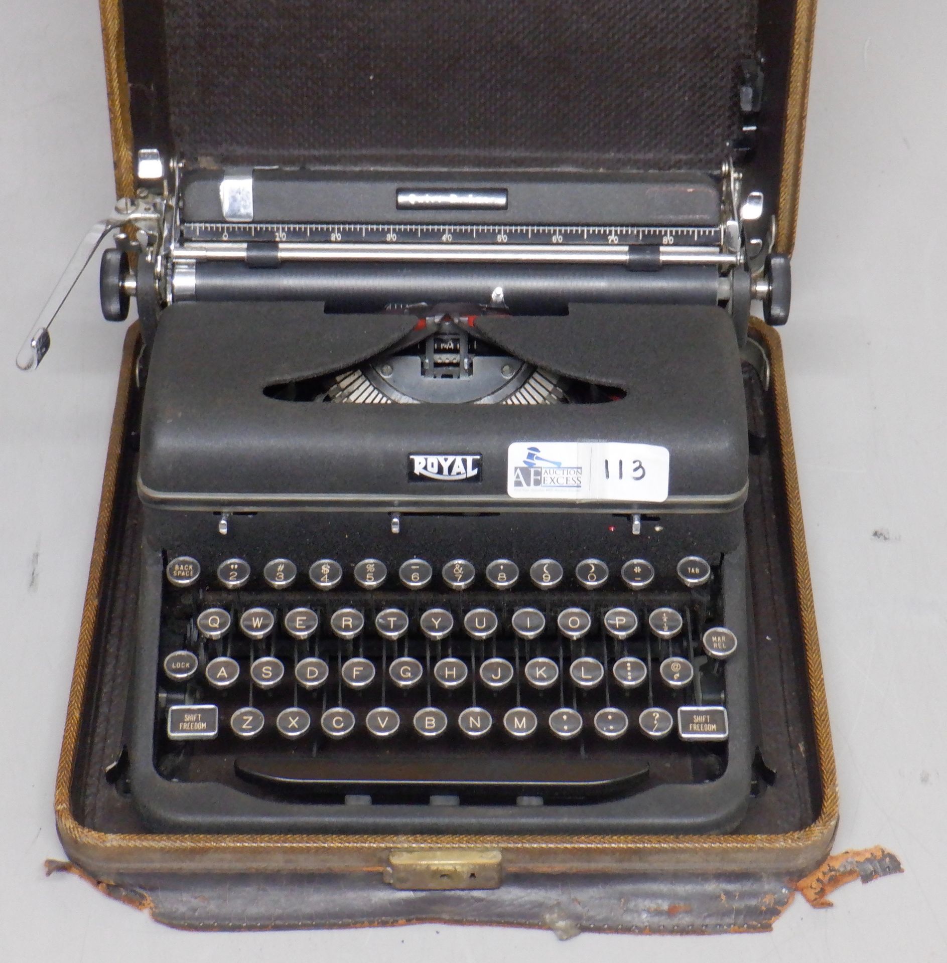 ANTIQUE ROYAL QUIET DELUXE TYPEWRITER IN CASE - Image 2 of 3