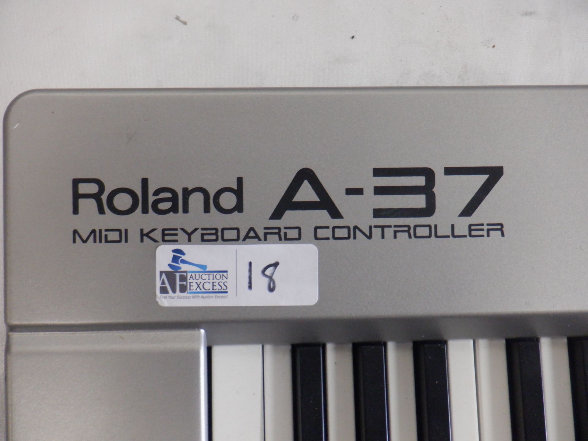 ROLAND A-37 MIDI KEYBOARD CONTROLLER - Image 2 of 5