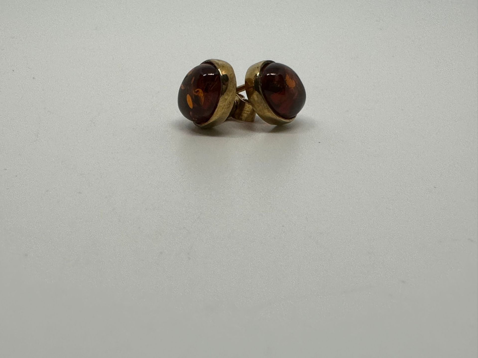 9ct gold amber stud earrings - Image 2 of 2