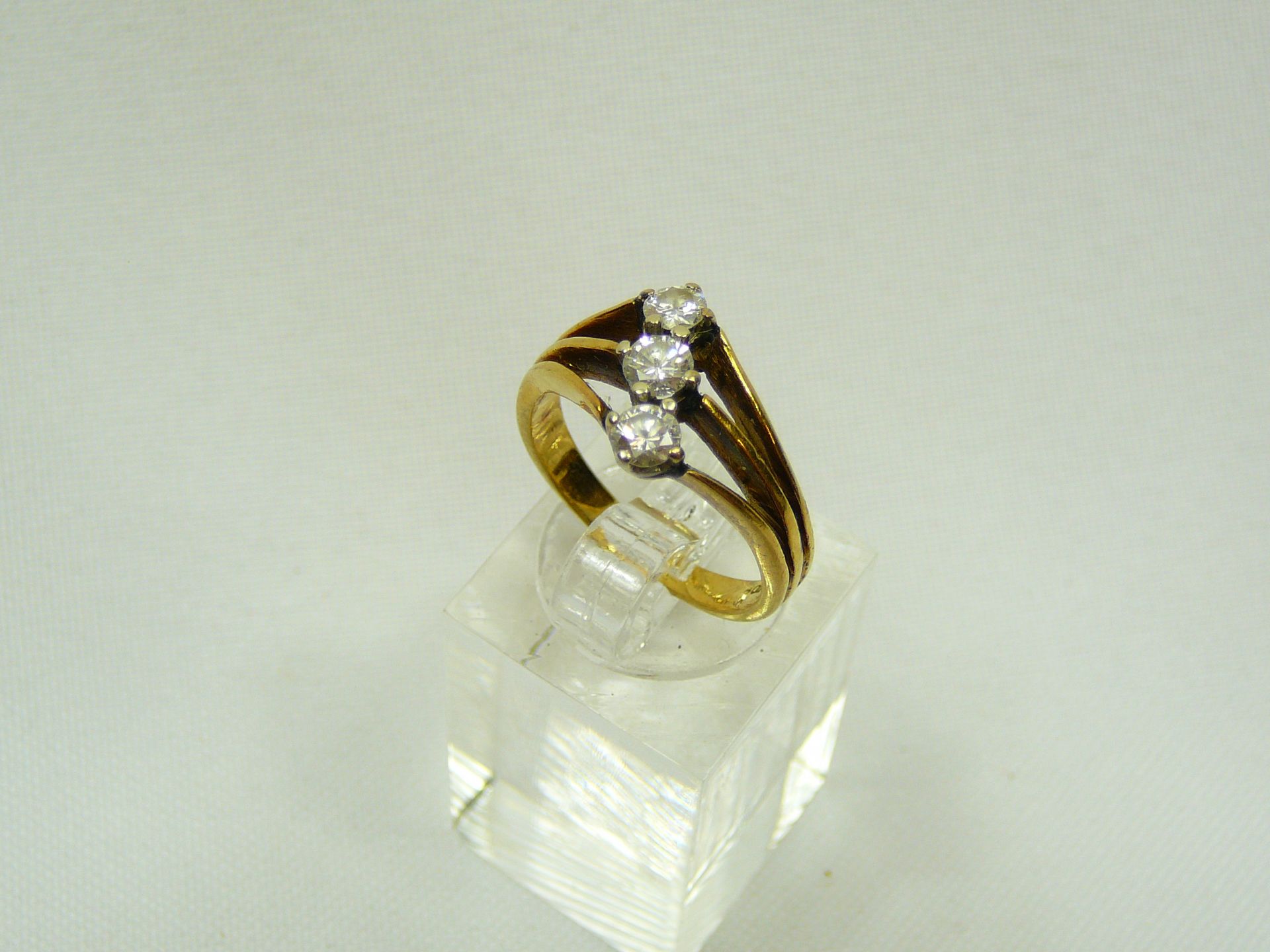 18ct gold diamond trilogy ring - Image 2 of 3