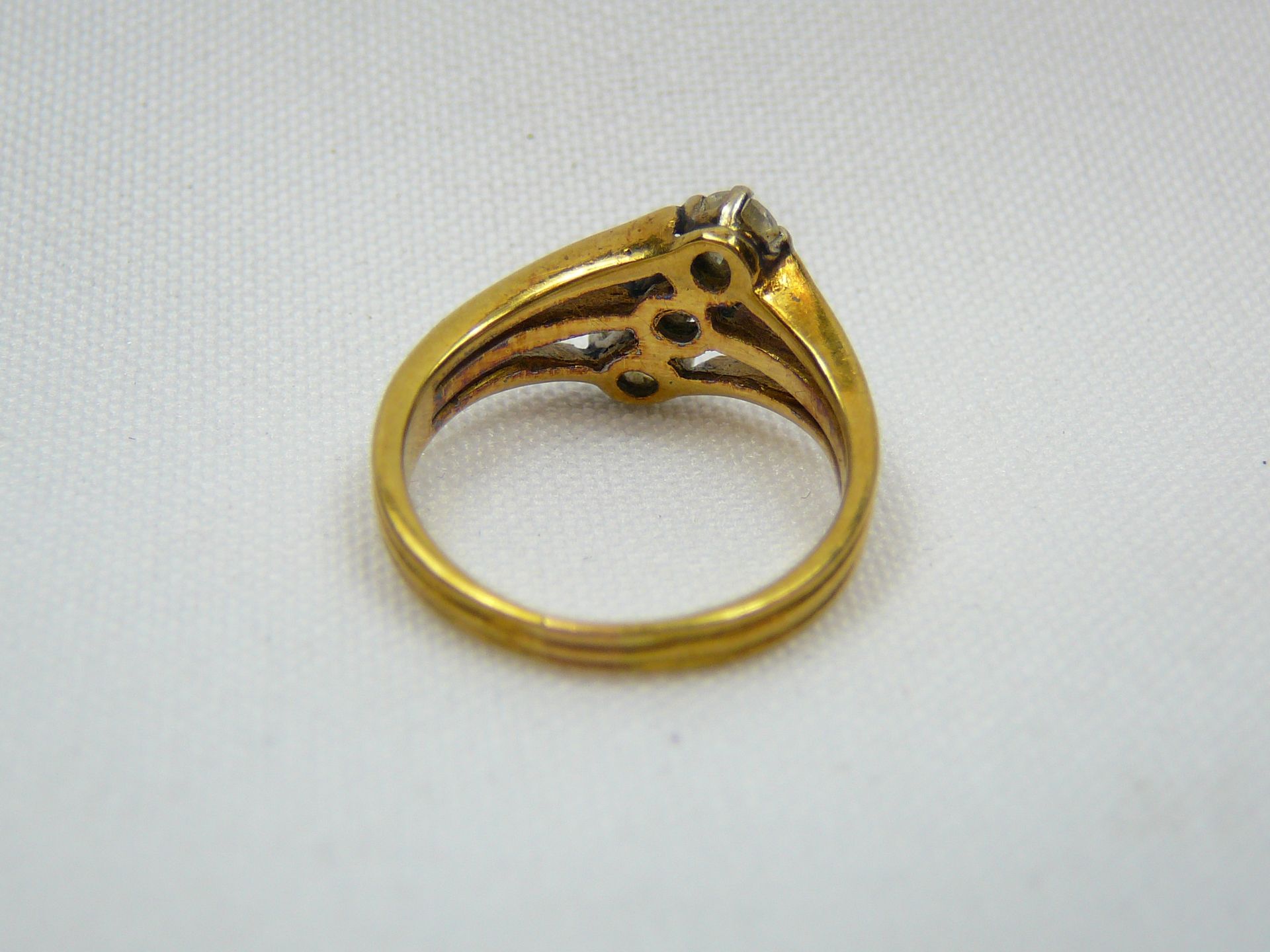 18ct gold diamond trilogy ring - Image 3 of 3