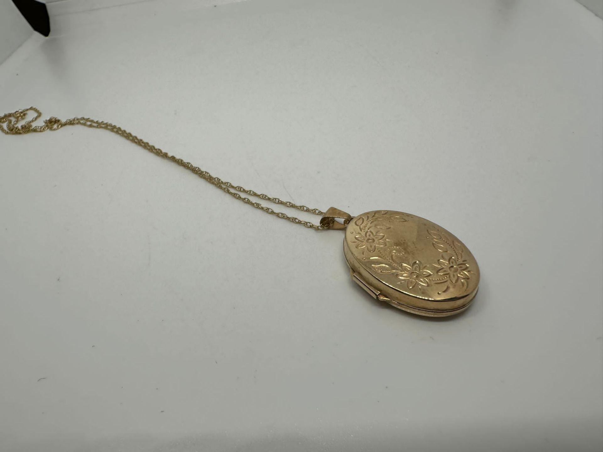 9ct gold locket and chain - Image 2 of 2