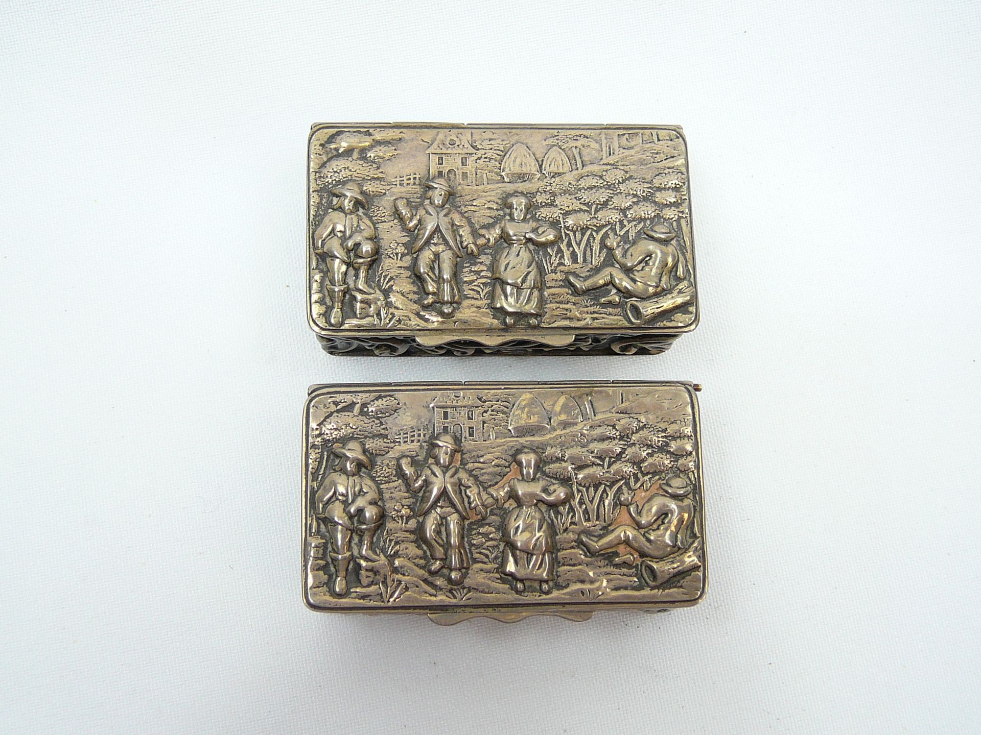 Pair of silver repousse snuff boxes - Image 9 of 10