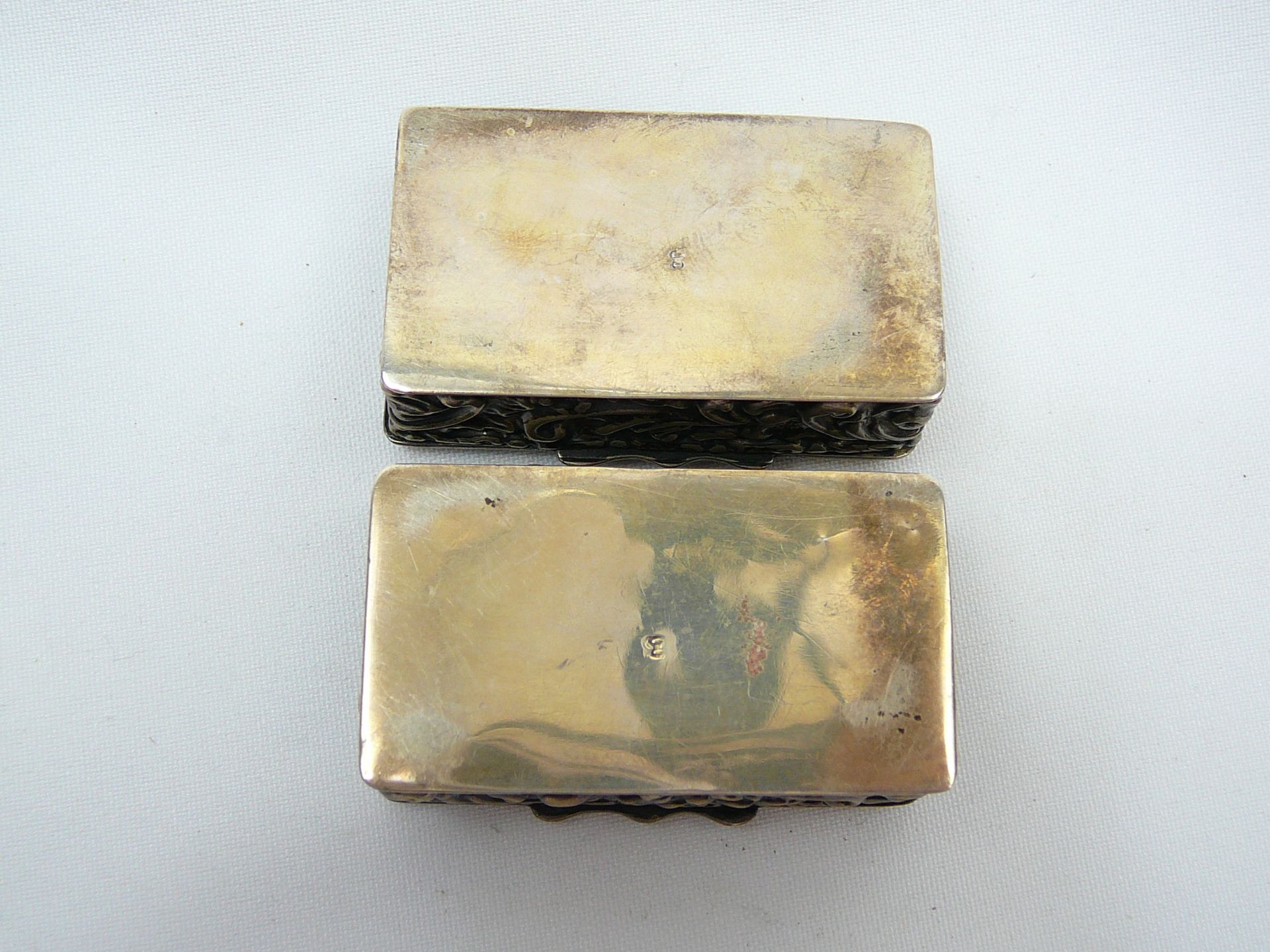 Pair of silver repousse snuff boxes - Image 4 of 10