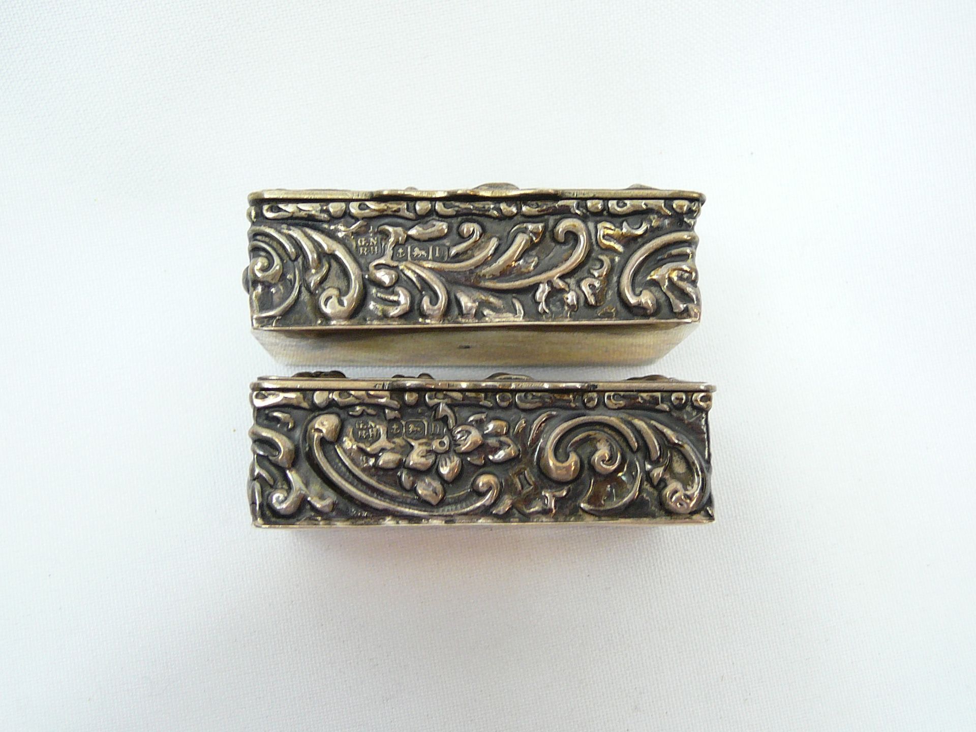 Pair of silver repousse snuff boxes - Image 8 of 10