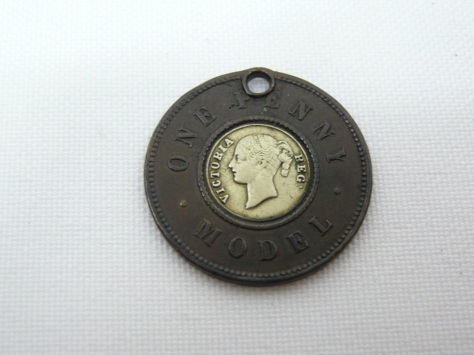 Coin Pendant And Chain - Image 2 of 3