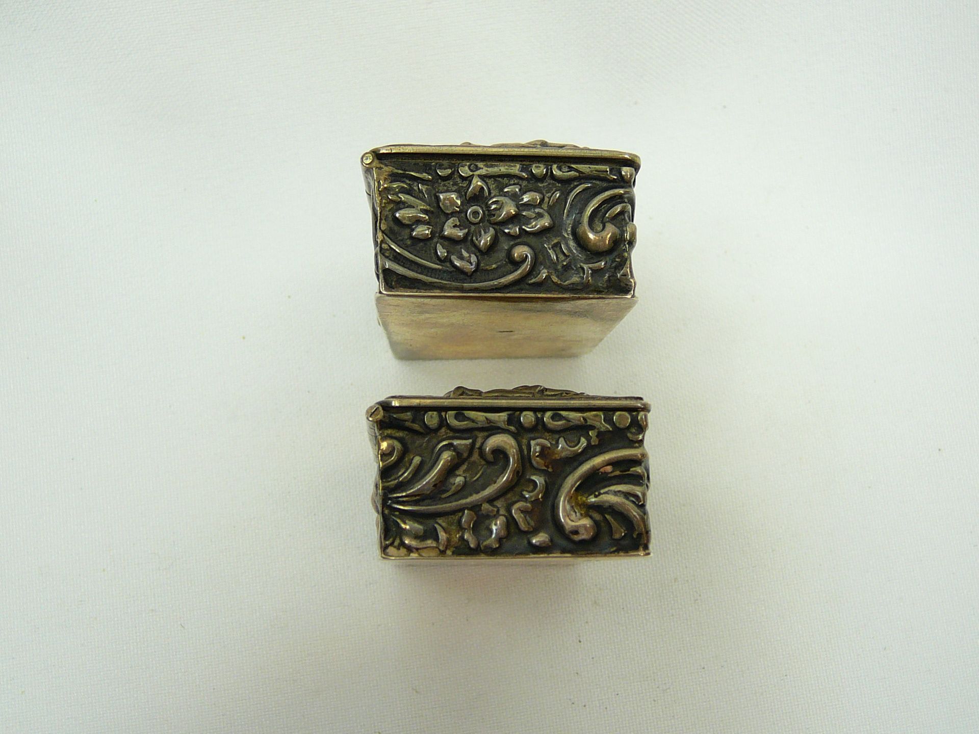 Pair of silver repousse snuff boxes - Image 5 of 10