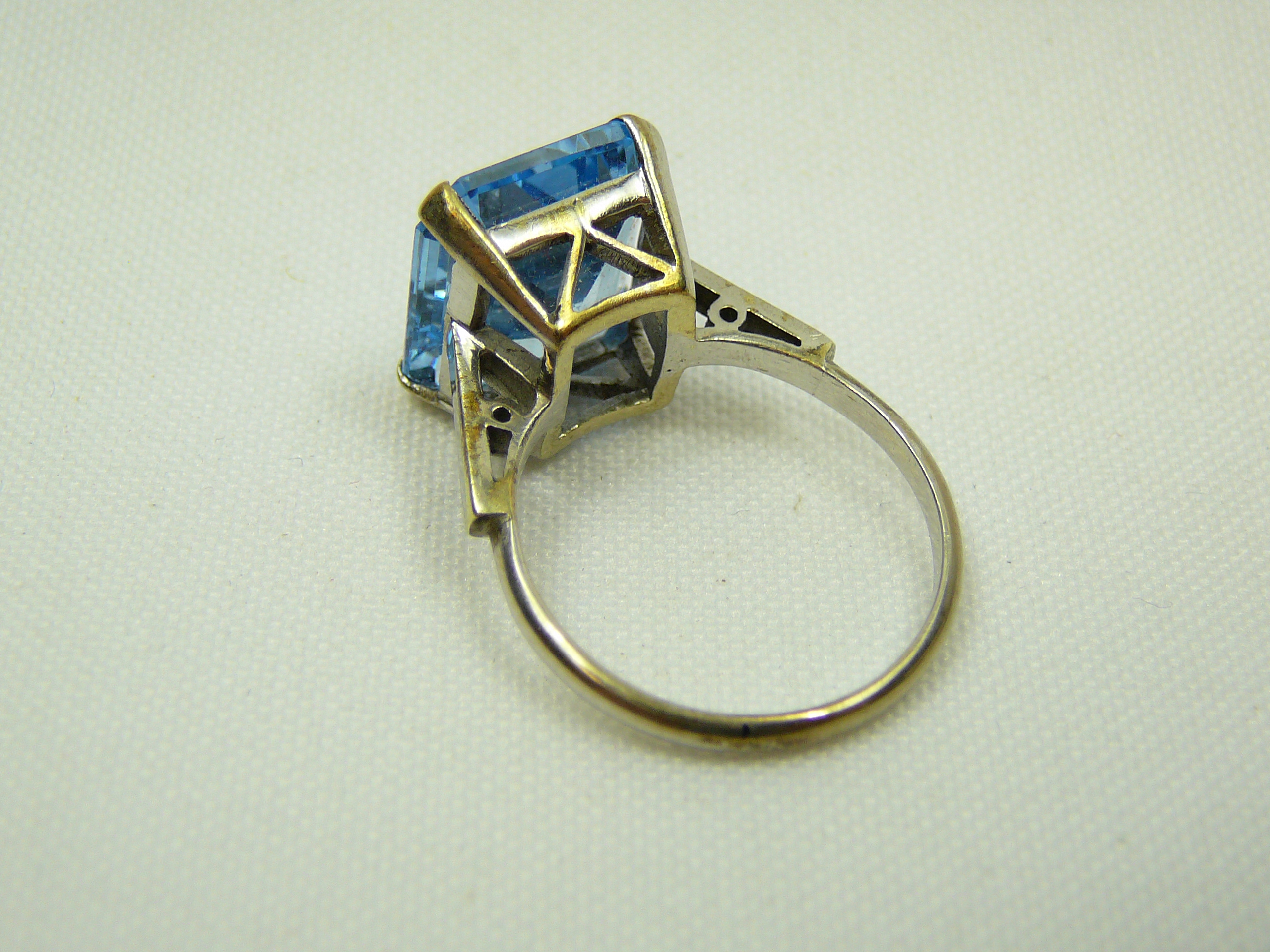 9 Carat White Gold Blue Topaz Ring - Image 4 of 4