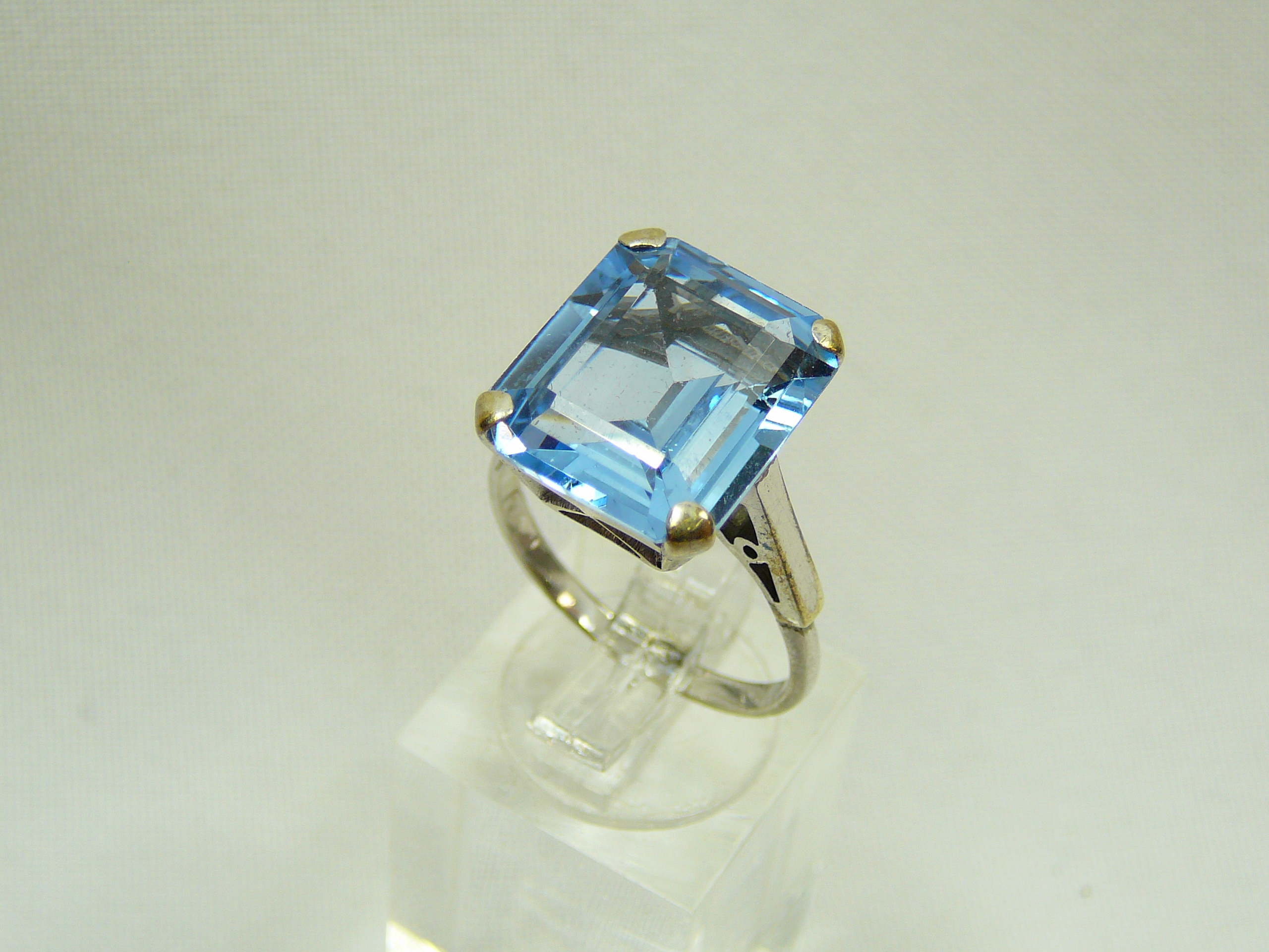 9 Carat White Gold Blue Topaz Ring