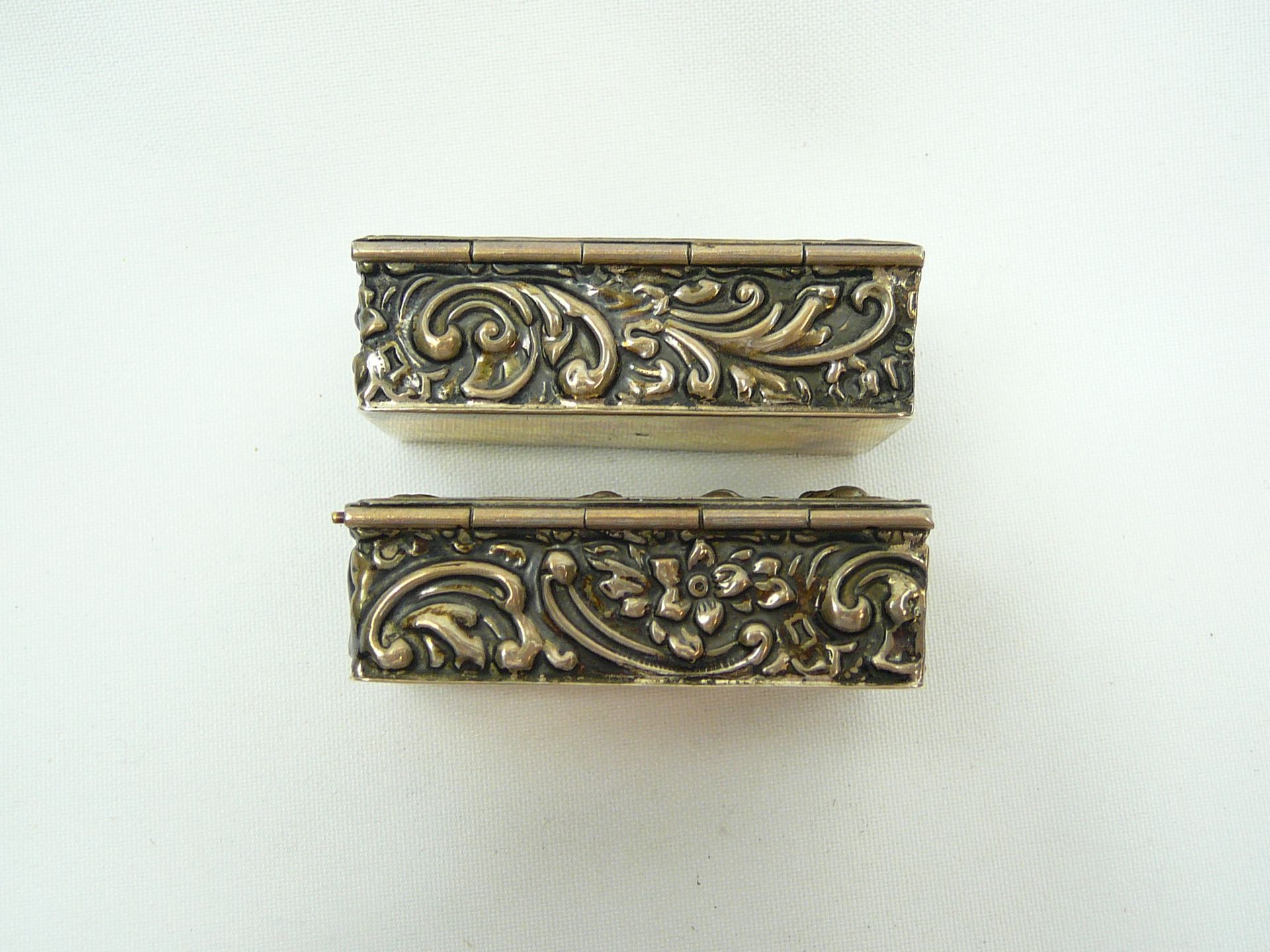 Pair of silver repousse snuff boxes - Image 6 of 10