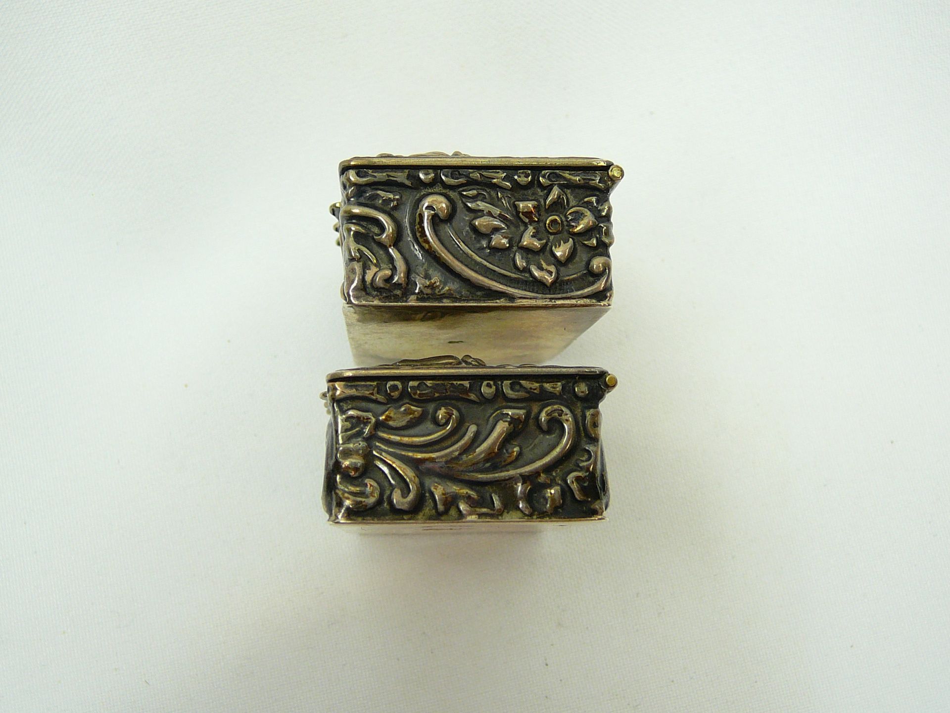 Pair of silver repousse snuff boxes - Image 7 of 10