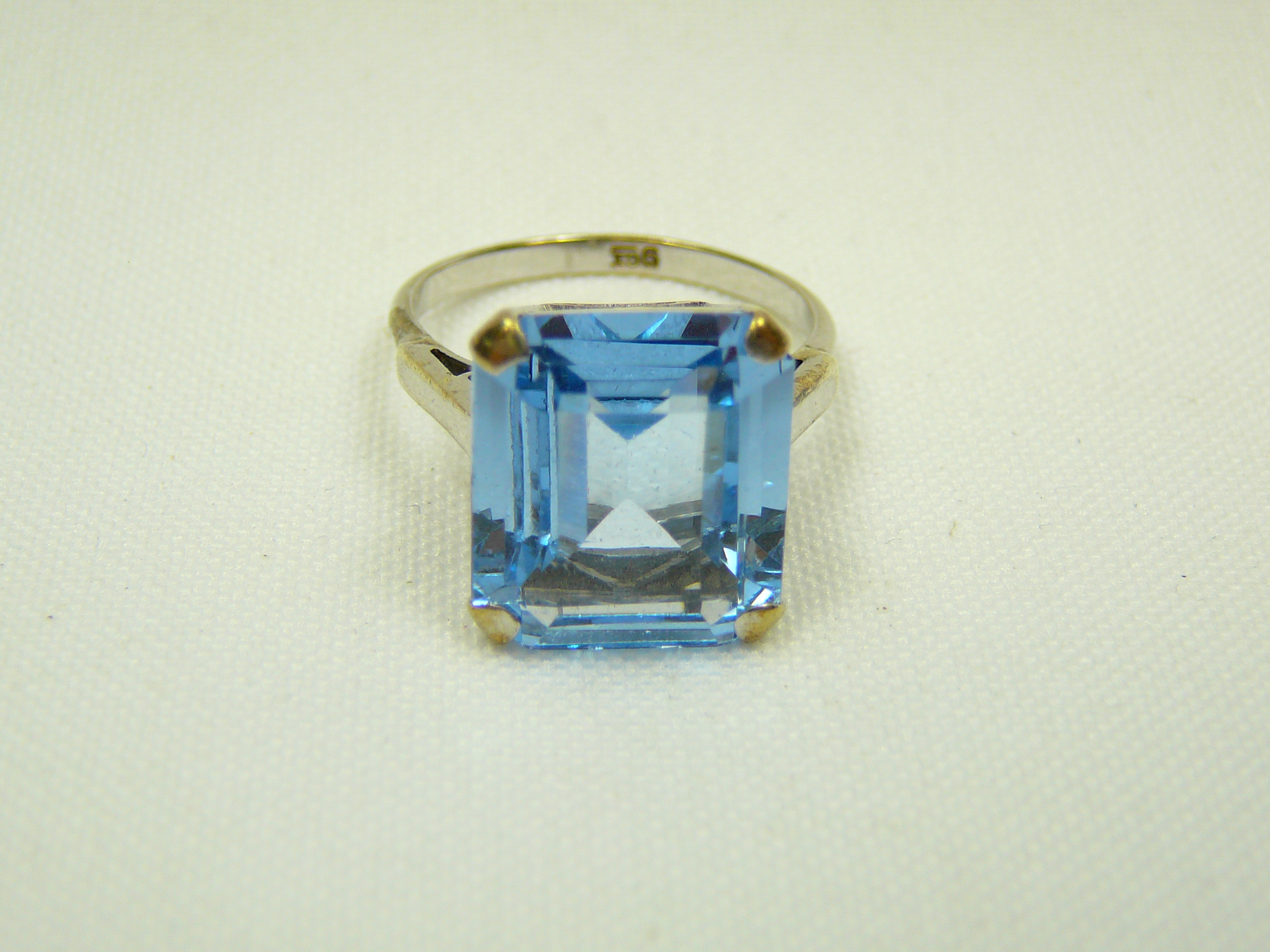9 Carat White Gold Blue Topaz Ring - Image 2 of 4