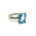 18ct gold blue topaz and diamond ring