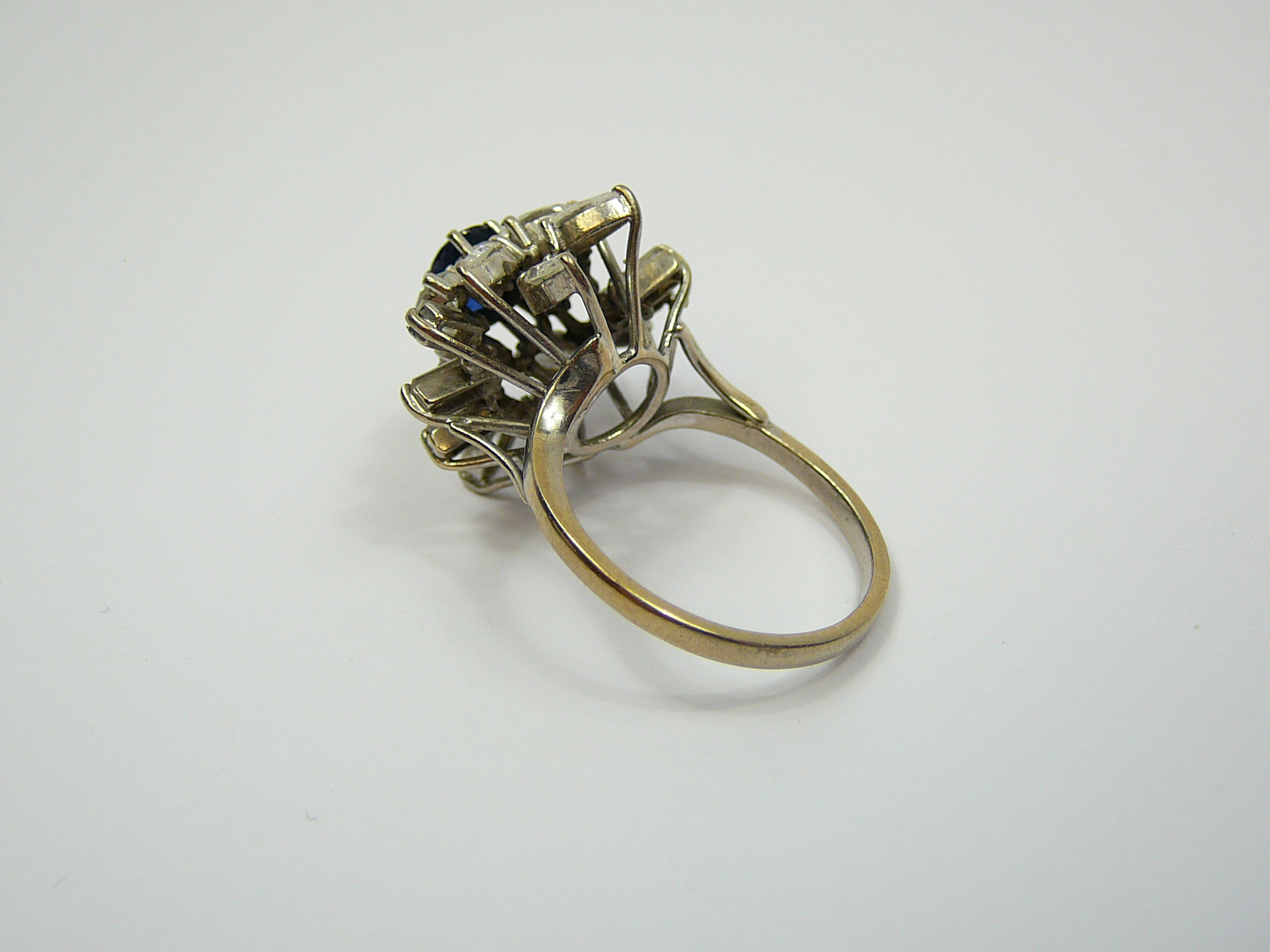 18ct gold sapphire and diamond cocktail ring - Image 3 of 3