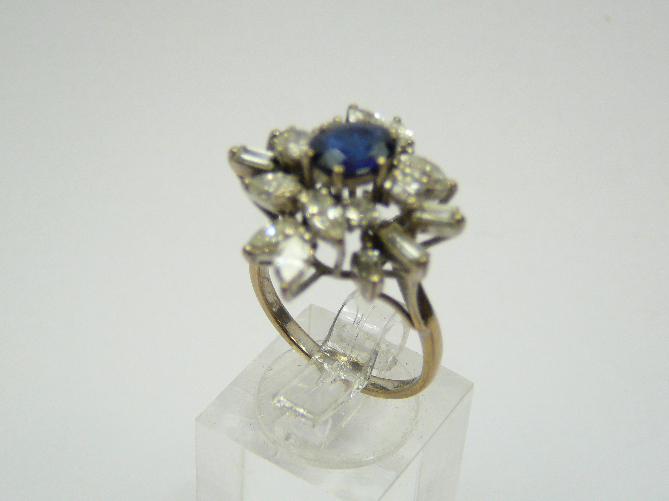 18ct gold sapphire and diamond cocktail ring - Image 2 of 3