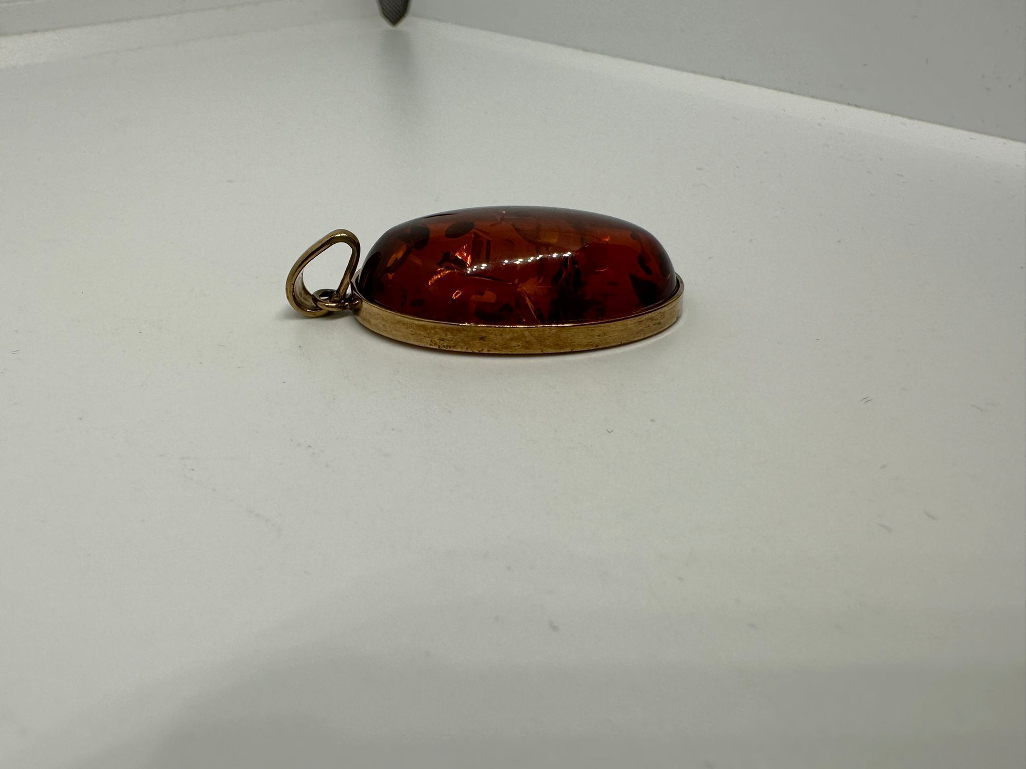 9ct gold amber pendant - Image 2 of 3