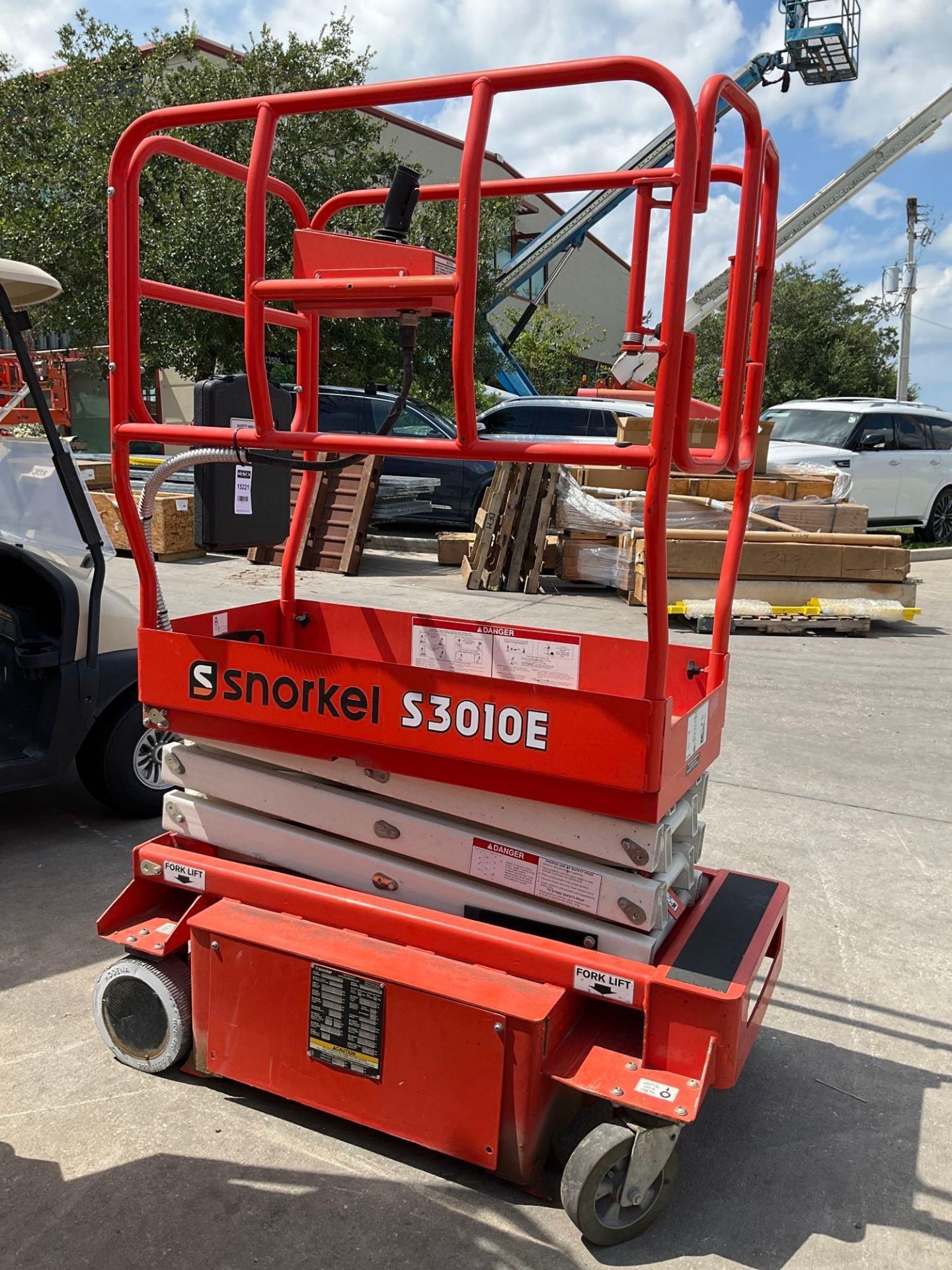 2014 SNORKEL SCISSOR LIFT MODEL S3010E, ELECTRIC, APPROX MAX PLATFORM HEIGHT 10FT, NON MARKING TI... - Image 8 of 12