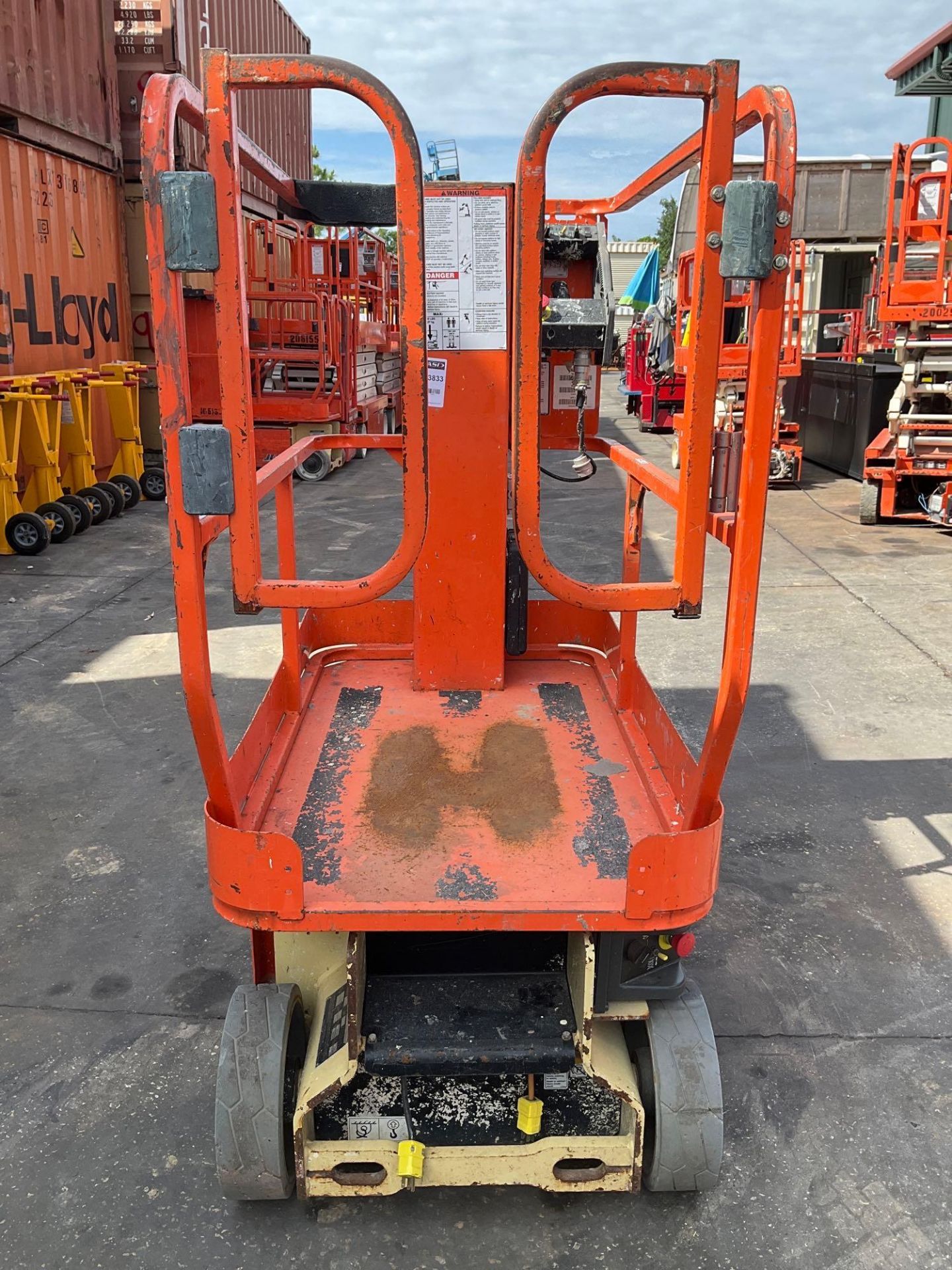 2015 JLG MANLIFT MODEL 1230ES, ELECTRIC, APPROX MAX PLATFORM HEIGHT 12FT, NON MARKING TIRES, BUIL... - Image 8 of 12