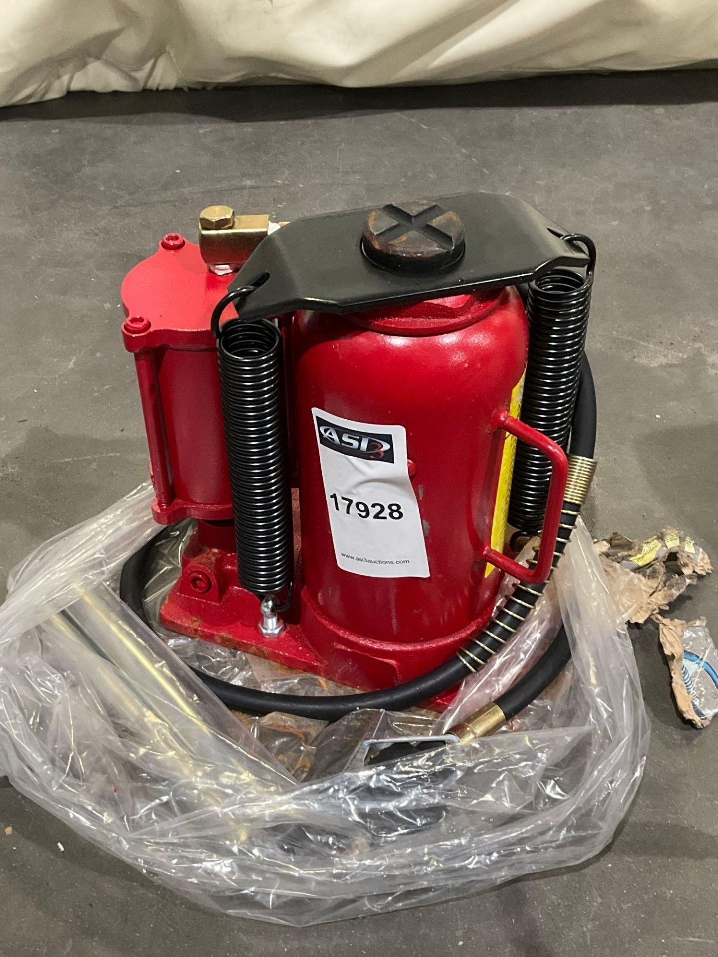 UNUSED ATE PRO USA 20 TON AIR HYDRAULIC BOTTLE JACK, APPROX 44,000LBS MAX CAPACITY