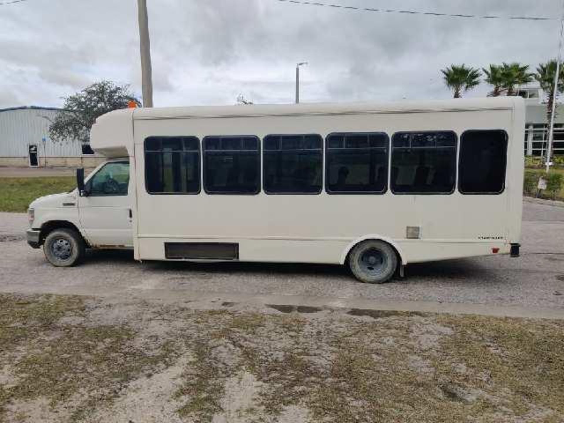 2018 FORD ECONOLINE 450 SHUTTLE BUS, GAS AUTOMATIC, 28 PASSENGER SEATING, APPROX 14500 GVWR, - Image 2 of 31