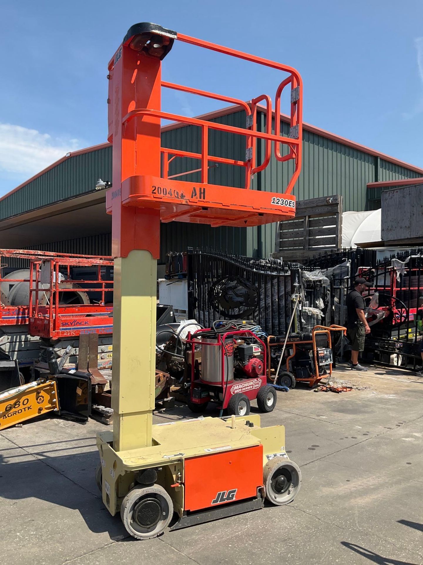 2017 JLG MAN LIFT MODEL 1230ES, ELECTRIC, APPROX MAX PLATFORM HEIGHT 12FT, NON MARKING TIRES, BUILT - Image 10 of 15