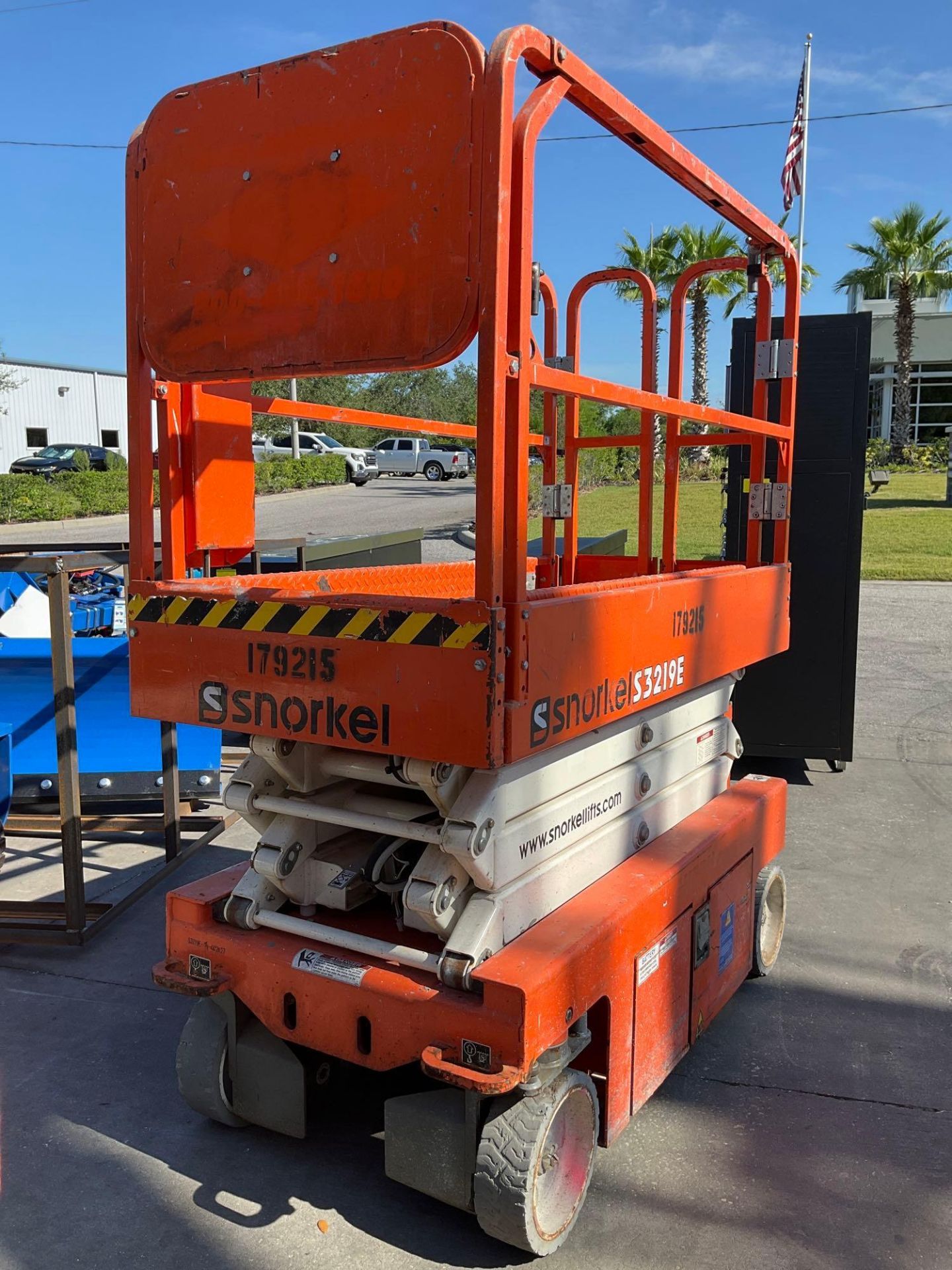 2016 SNORKEL SCISSOR LIFT MODEL S3219E ANSI , ELECTRIC, APPROX MAX PLATFORM HEIGHT 19FT, NON MARK... - Image 4 of 11