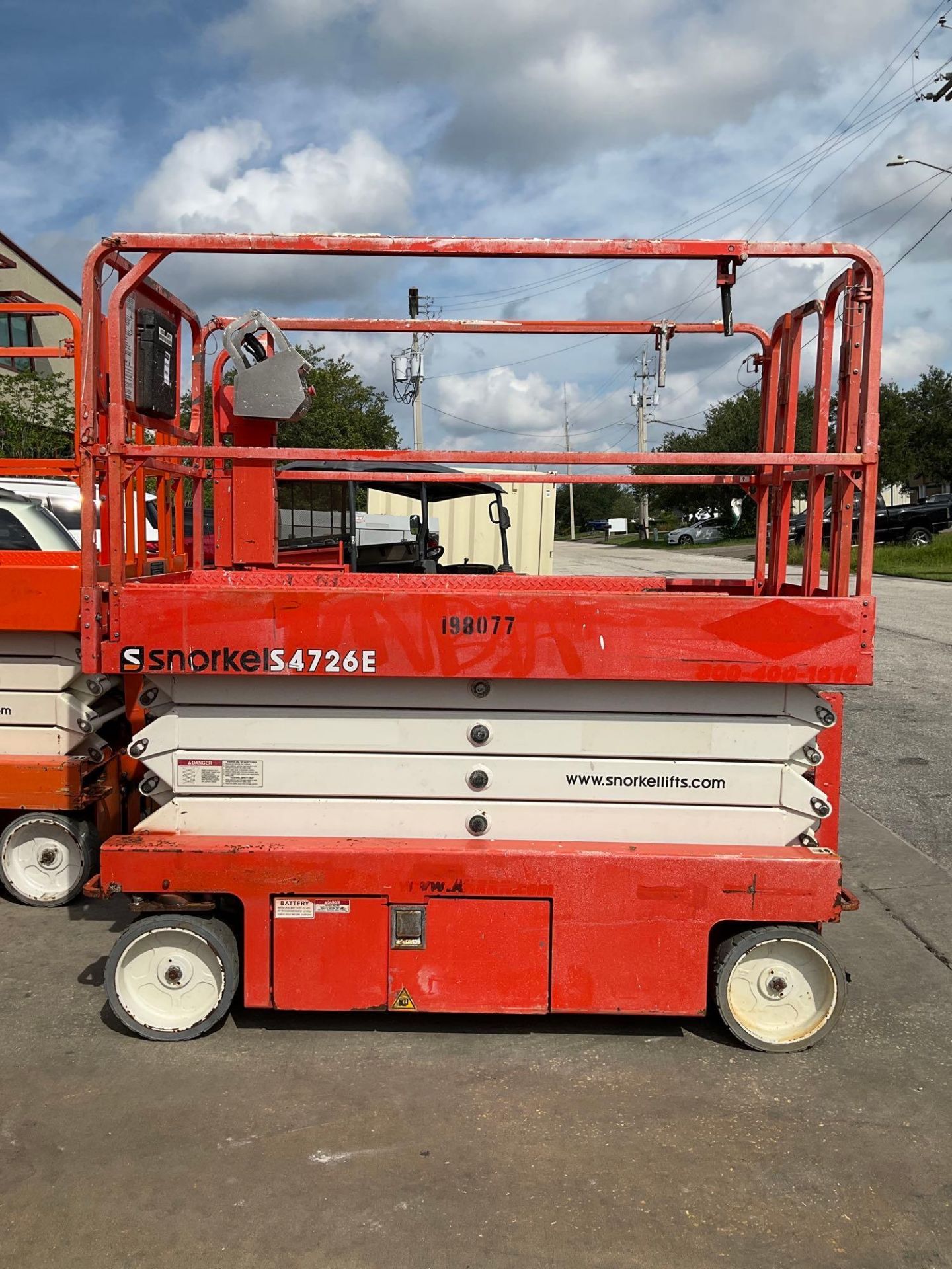 2017 SNORKEL SCISSOR LIFT MODEL S4726E ANSI, ELECTRIC, APPROX MAX PLATFORM HEIGHT 26FT, BUILT IN ... - Image 4 of 12