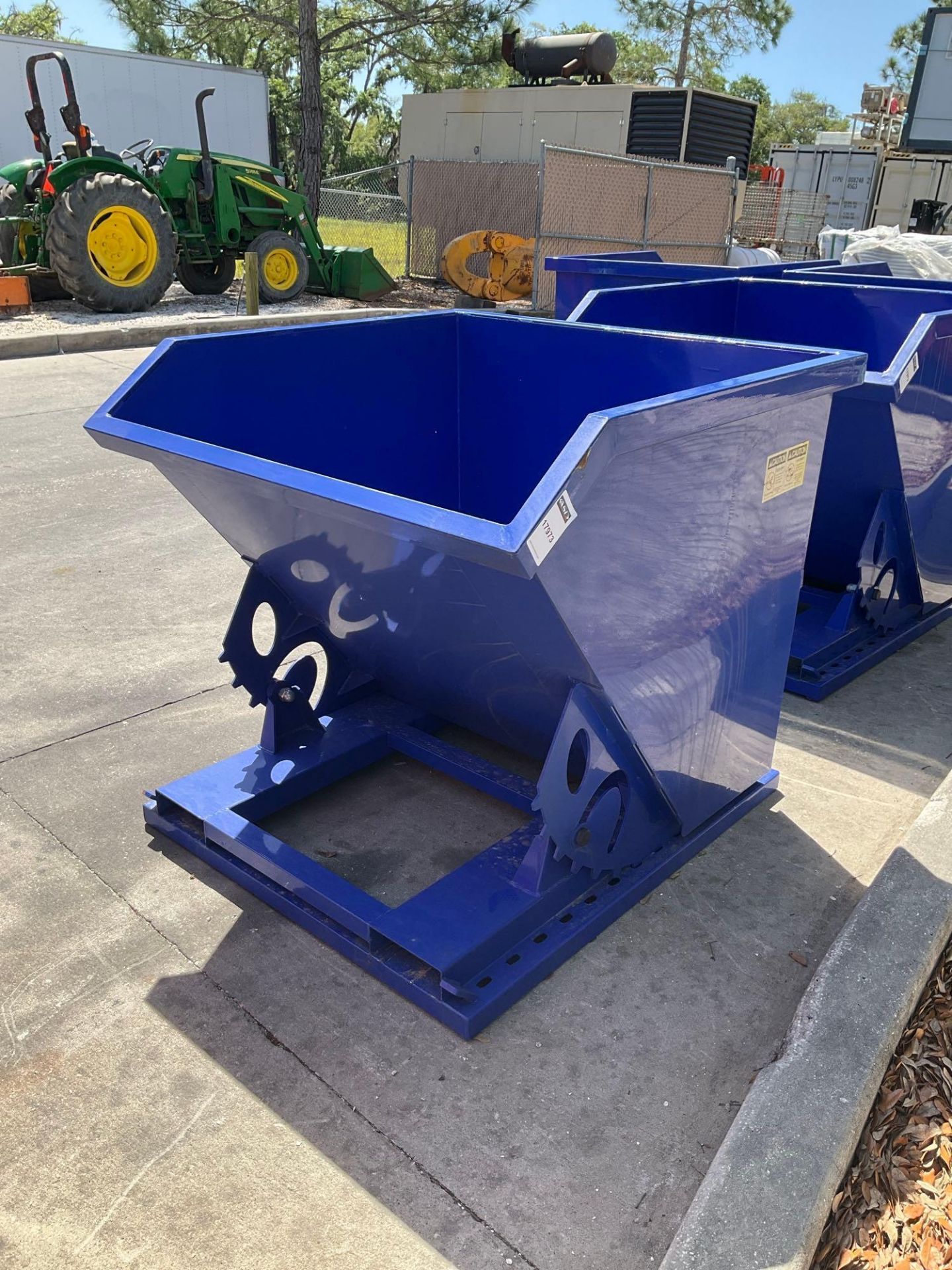 ( 1 ) UNUSED 1CU YARD SELF DUMPING HOPPER WITH FORK POCKETS