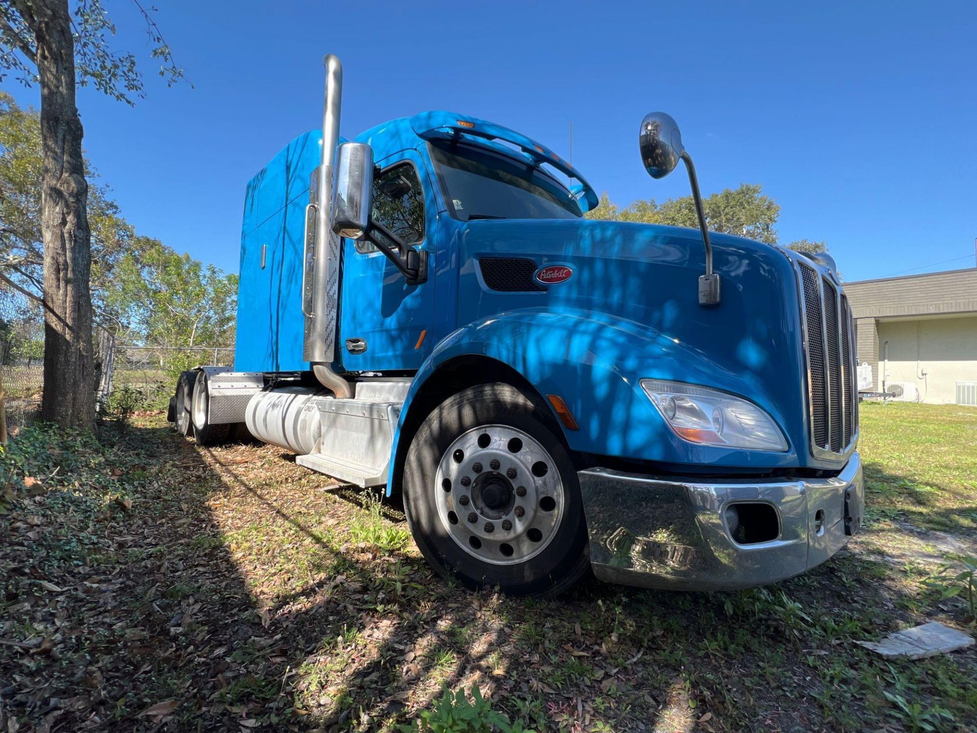 2014 PETERBILT 579 SEMI TRUCK W/SLEEPER CAB, PACCAR DIESEL ENGINE, 455 HP, AUTOMATIC TRANSMISSION, - Image 3 of 31