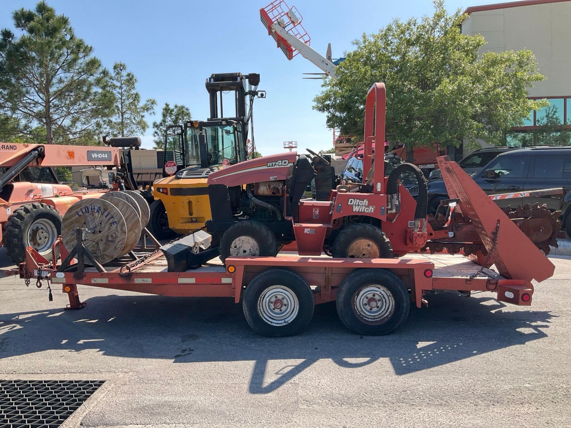 DITCH WITCH RT40 RIDE ON TRENCHER WITH DUAL AXLE UTILITY TRAILER, NEW BATTERY, LOW HOURS, RUNS & ... - Image 6 of 23