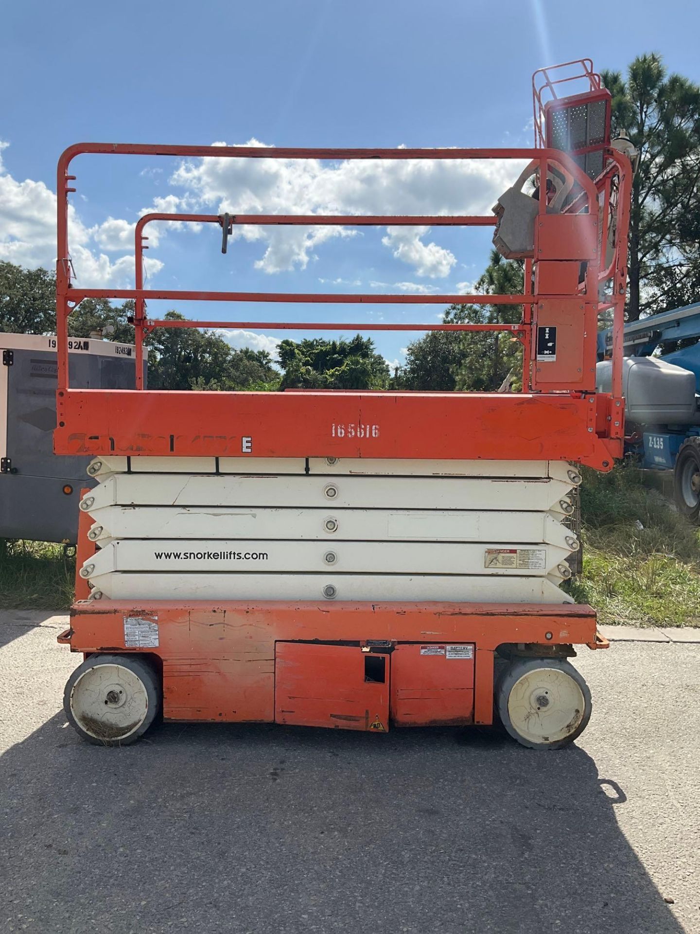 2016 SNORKEL SCISSOR LIFT MODEL S4732E ANSI - Image 2 of 11