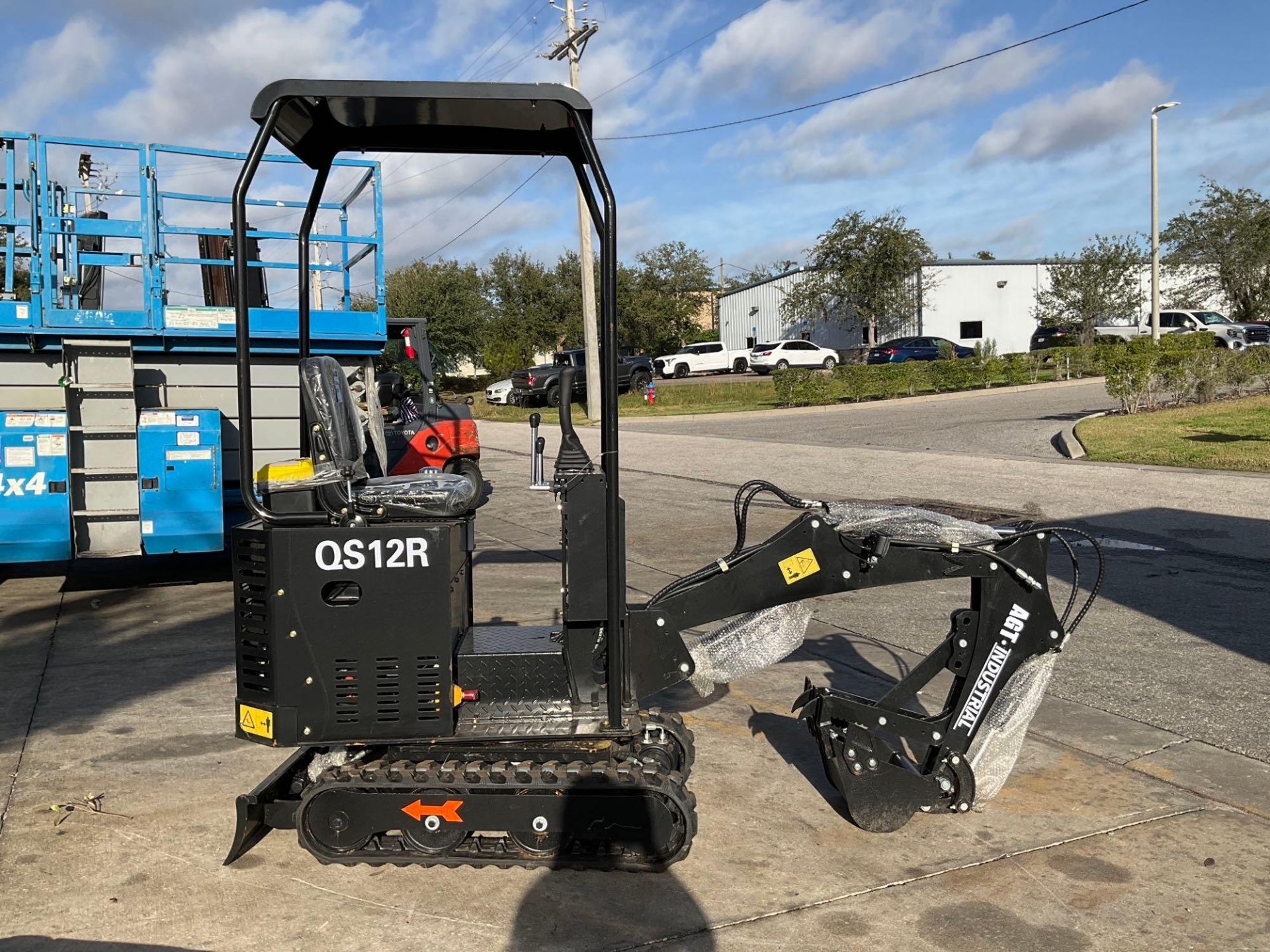 UNUSED 2023 AGROTK MINI CRAWLER EXCAVATOR MODEL QS12R, GAS POWERED, RUBBER TRACKS, BUCKET WITH TE...