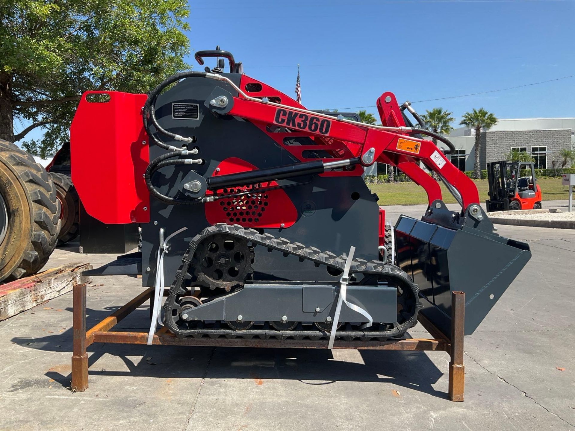 UNUSED 2024 CK360 SKID STEER LOADER, GAS POWER, APPROX 13.5 HP, RUBBER TRACK - Image 2 of 11